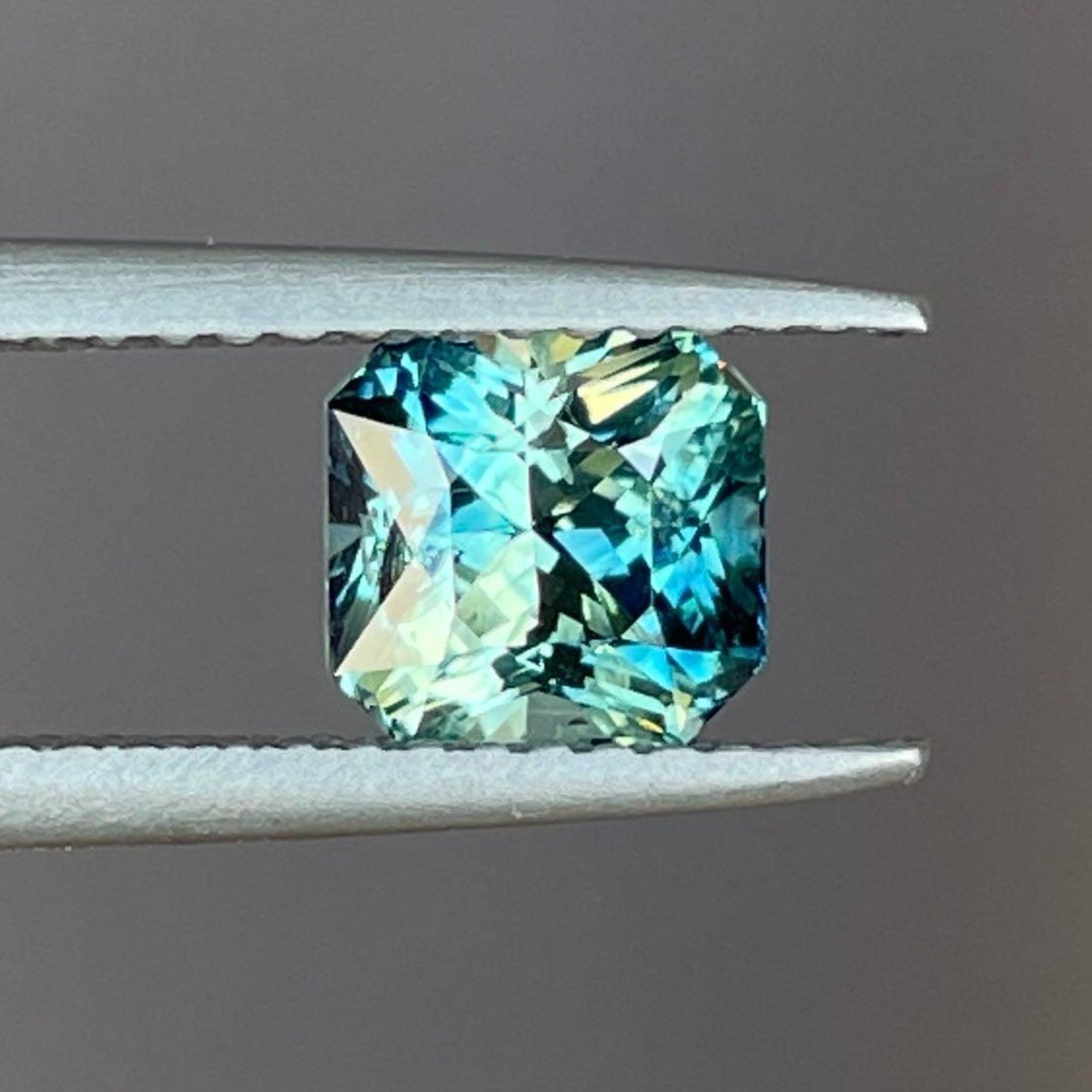 Saphir taillé émeraude bleu-vert sarcelle de 1,54 ct en pierre précieuse détachée de NASHGEMS, présentant une couleur vibrante et une grande clarté.