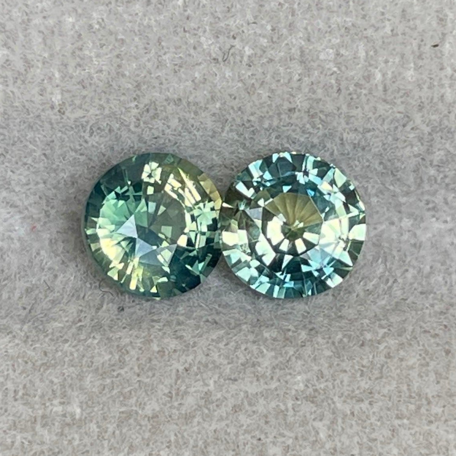 Paire de saphirs vert sarcelle, 1,83 carats, saphirs bruts extraits de la terre avec une couleur vert ananas, de NASHGEMS.