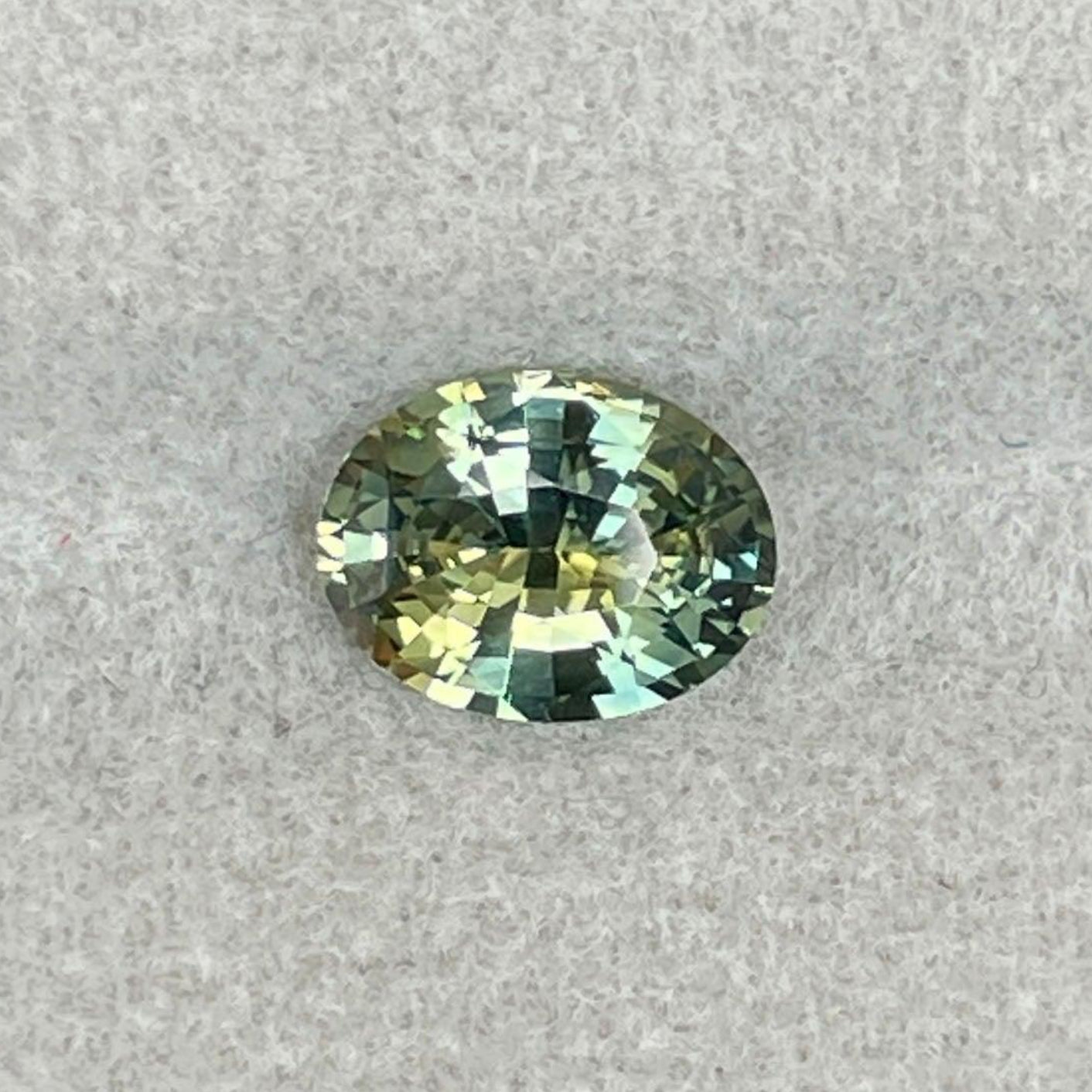 Saphir parti bleu sarcelle de 1,29 carats, forme ovale, saphir bi-couleur en vrac pour la création de bijoux, par NASHGEMS.