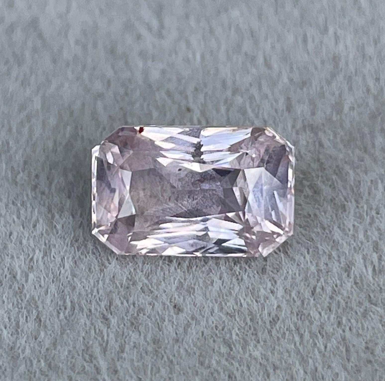 Bague de fiançailles NASHGEMS en saphir pêche avec un saphir champagne ovale de 2,02 carats serti en or blanc, parfaite pour les occasions spéciales.
