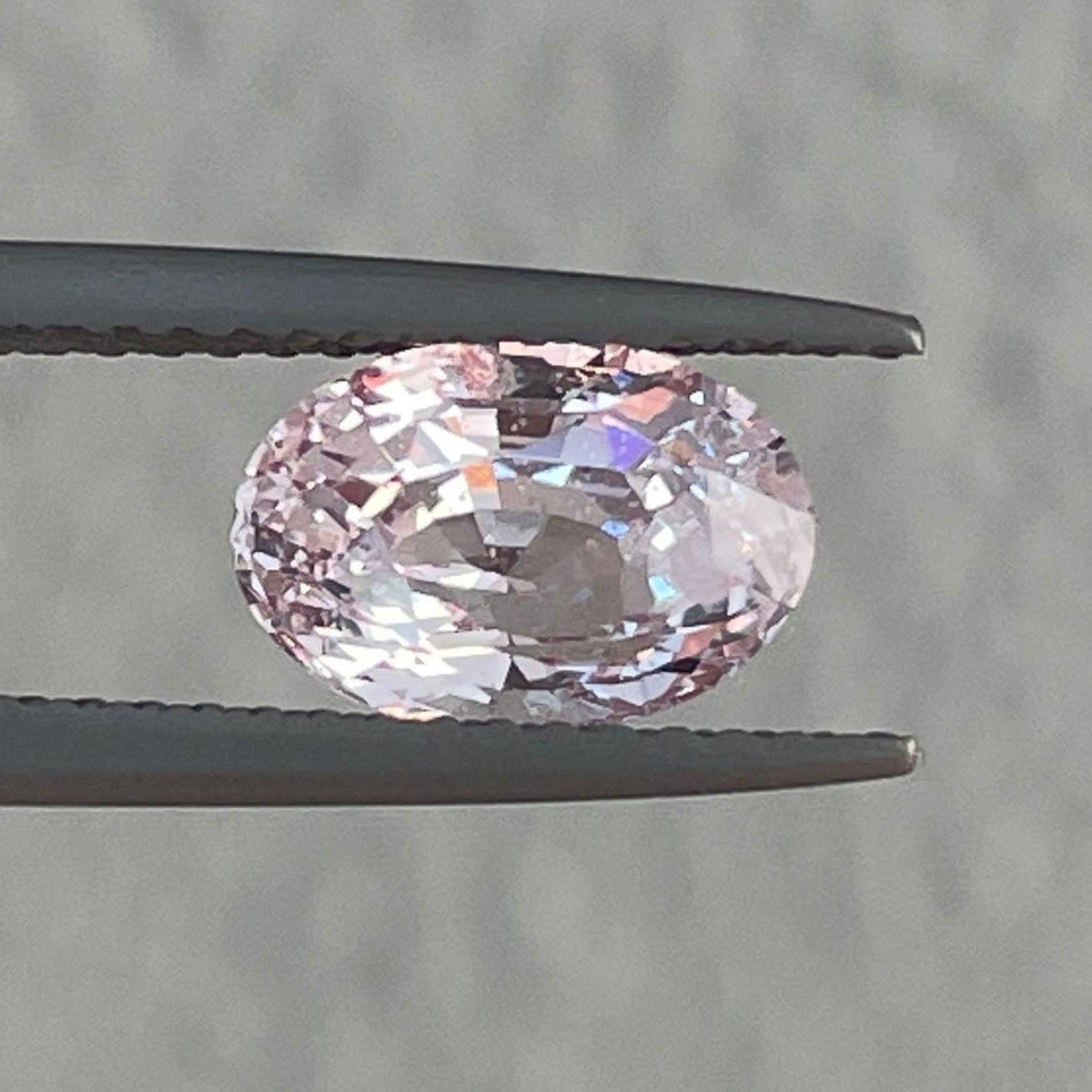 Bague de fiançailles sur mesure avec une pierre précieuse saphir pêche de 2,04 ct par NASHGEMS, mettant en valeur la joaillerie au design personnalisé.