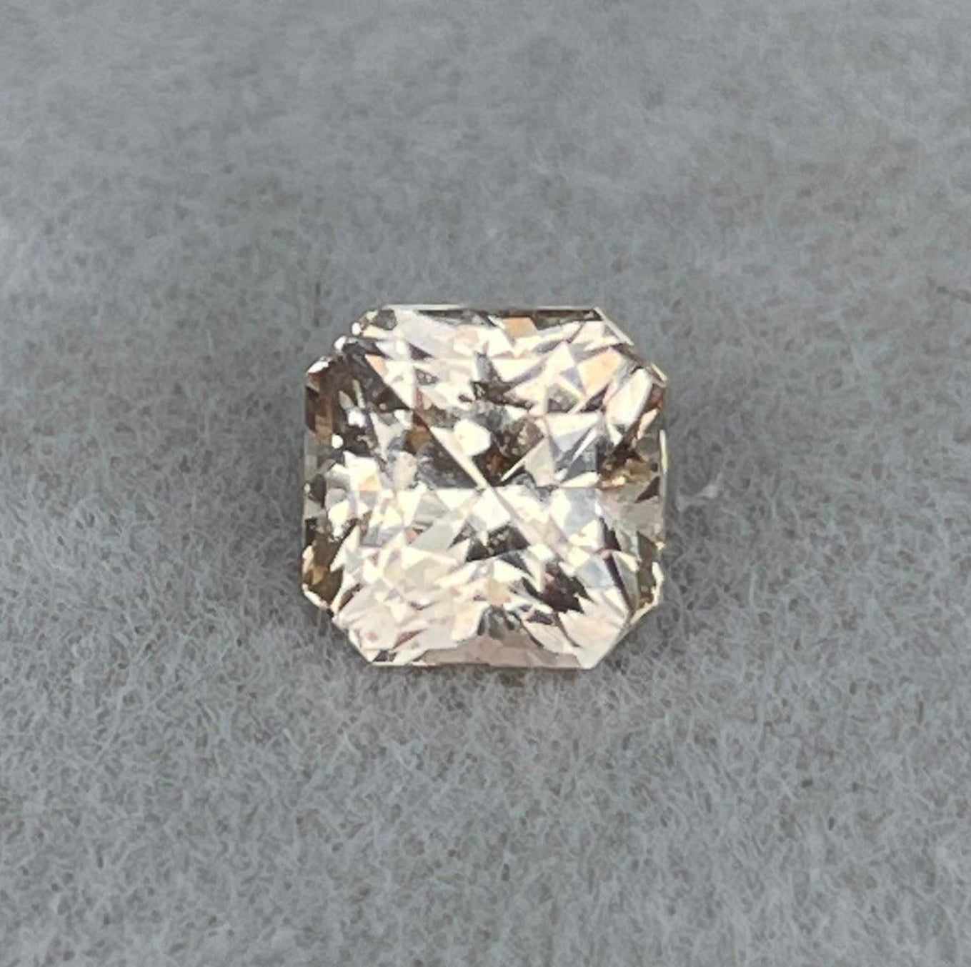 Pendentif en pierre précieuse saphir pêche NASHGEMS, 1,20 ct, pierre précieuse naturelle mettant en valeur un saphir d'un vibrant coloris pêche.