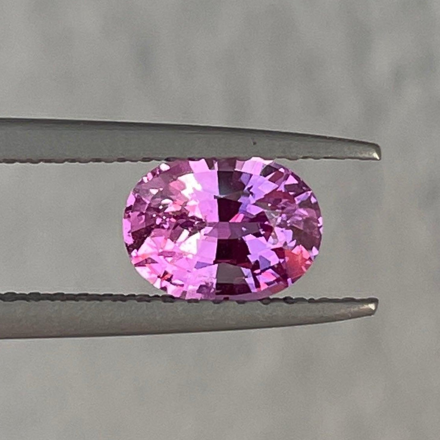 Pierre précieuse saphir rose, 1,15 carats, de NASHGEMS, présentant une couleur rose vif idéale pour la joaillerie ou les pierres détachées.