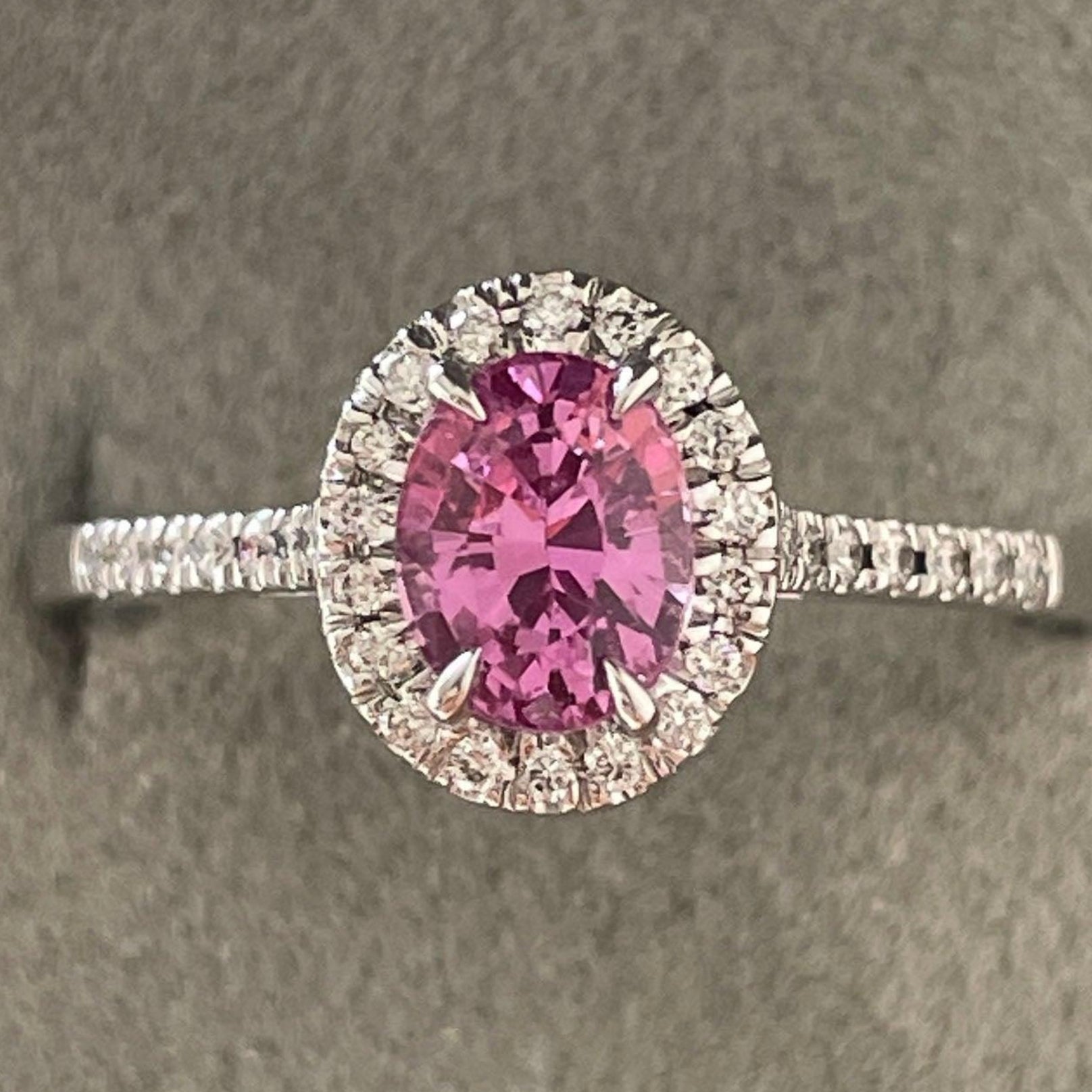 Bague de fiançailles en saphir rose avec diamants, mettant en vedette un saphir rose de 1,08 carat et des accents étincelants, conçue par NASHGEMS.