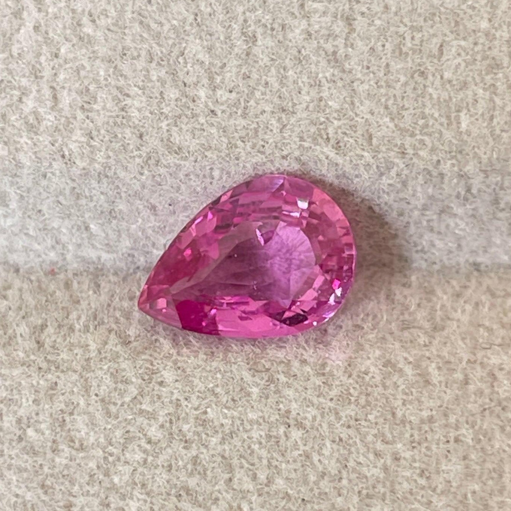 Pierre précieuse saphir rose de NASHGEMS, saphir rose de 1,59 ct pour bijoux, bagues de fiançailles et alliances d'anniversaire.
