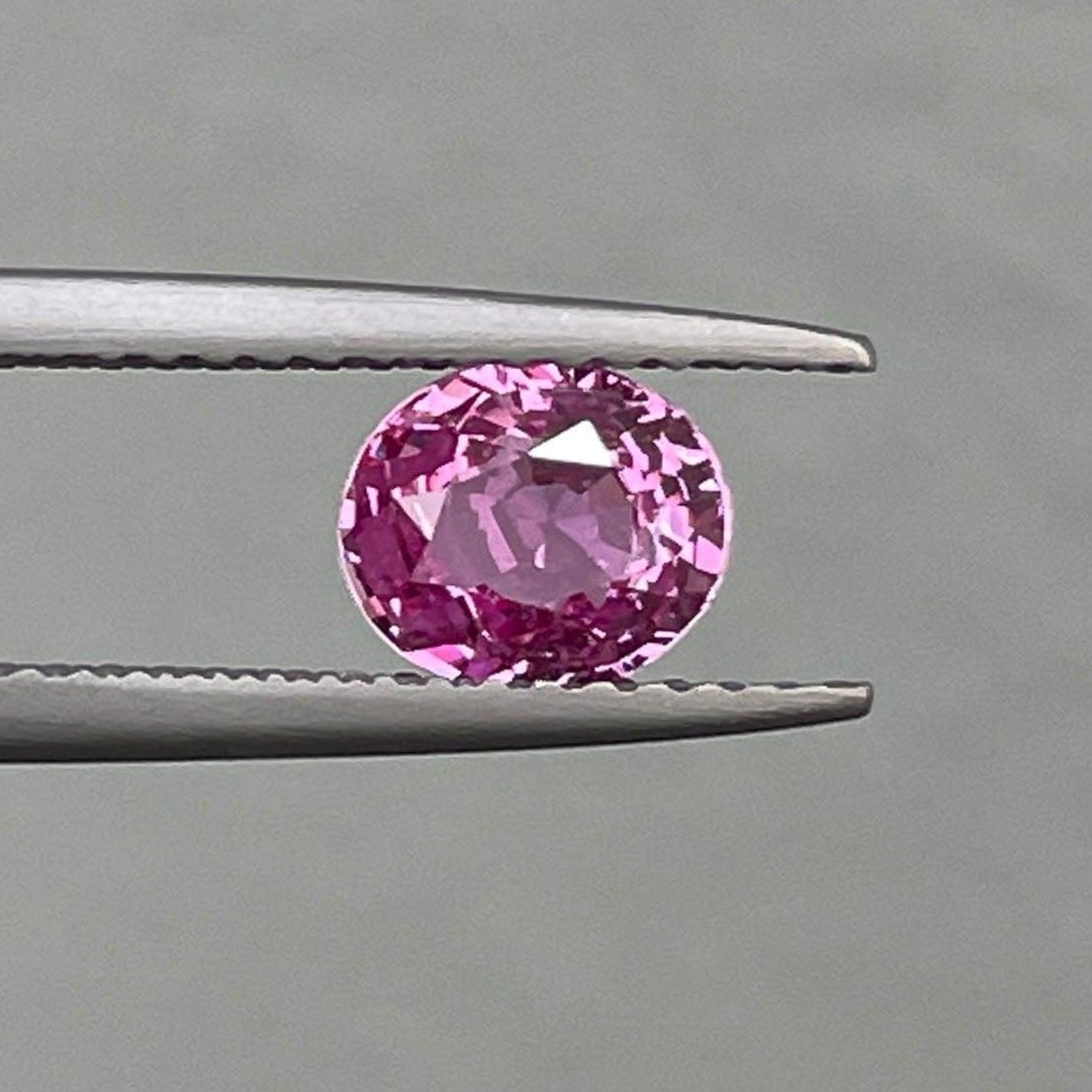 Bague de fiançailles en saphir rose avec une pierre de saphir rose de 1,08 carat, créée par NASHGEMS, accompagnée d'un bracelet assorti.