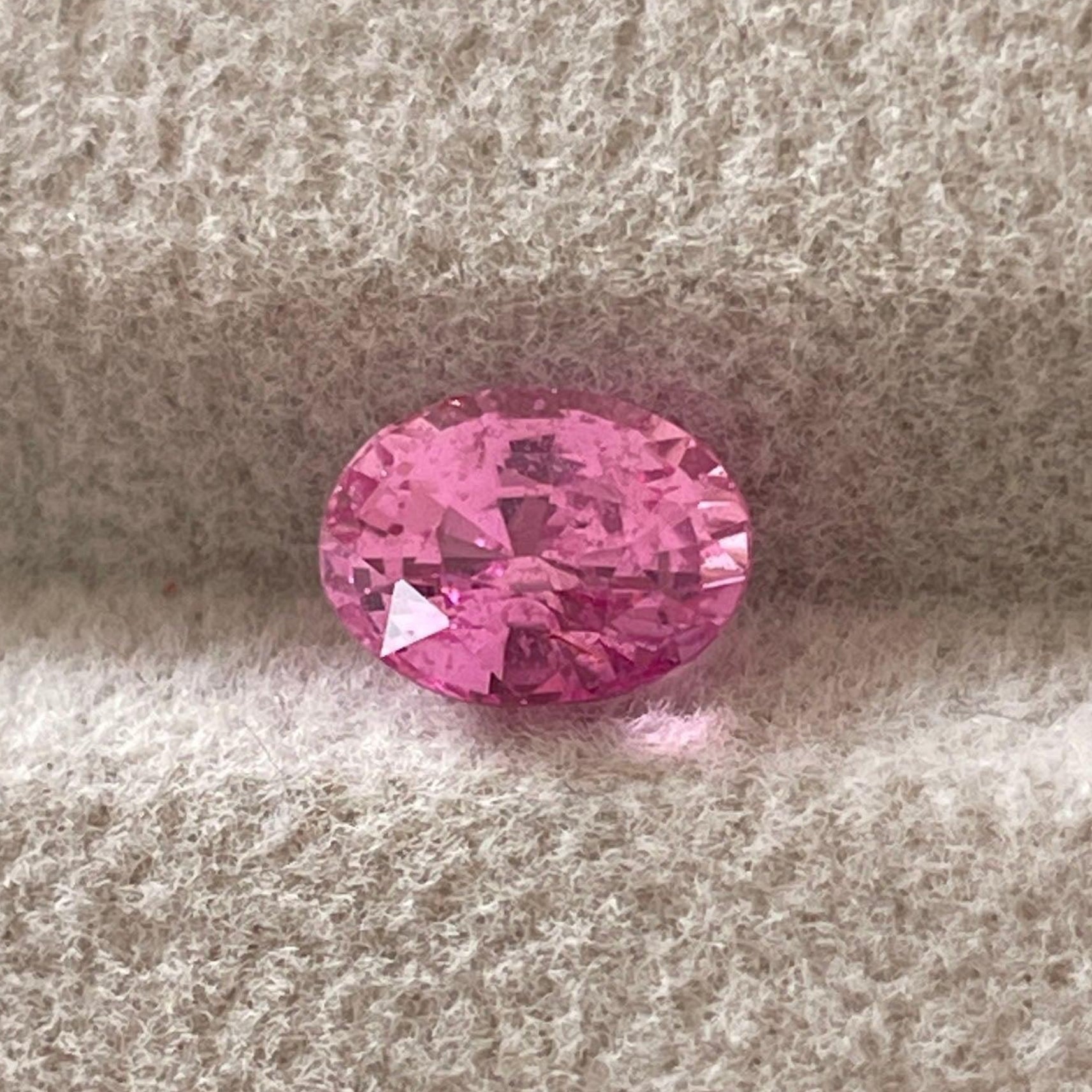 Pierre précieuse saphir rose pour bijoux, présentant une pierre de saphir rose de 1,50 ct pour bagues de fiançailles, alliances d'anniversaire, par NASHGEMS.