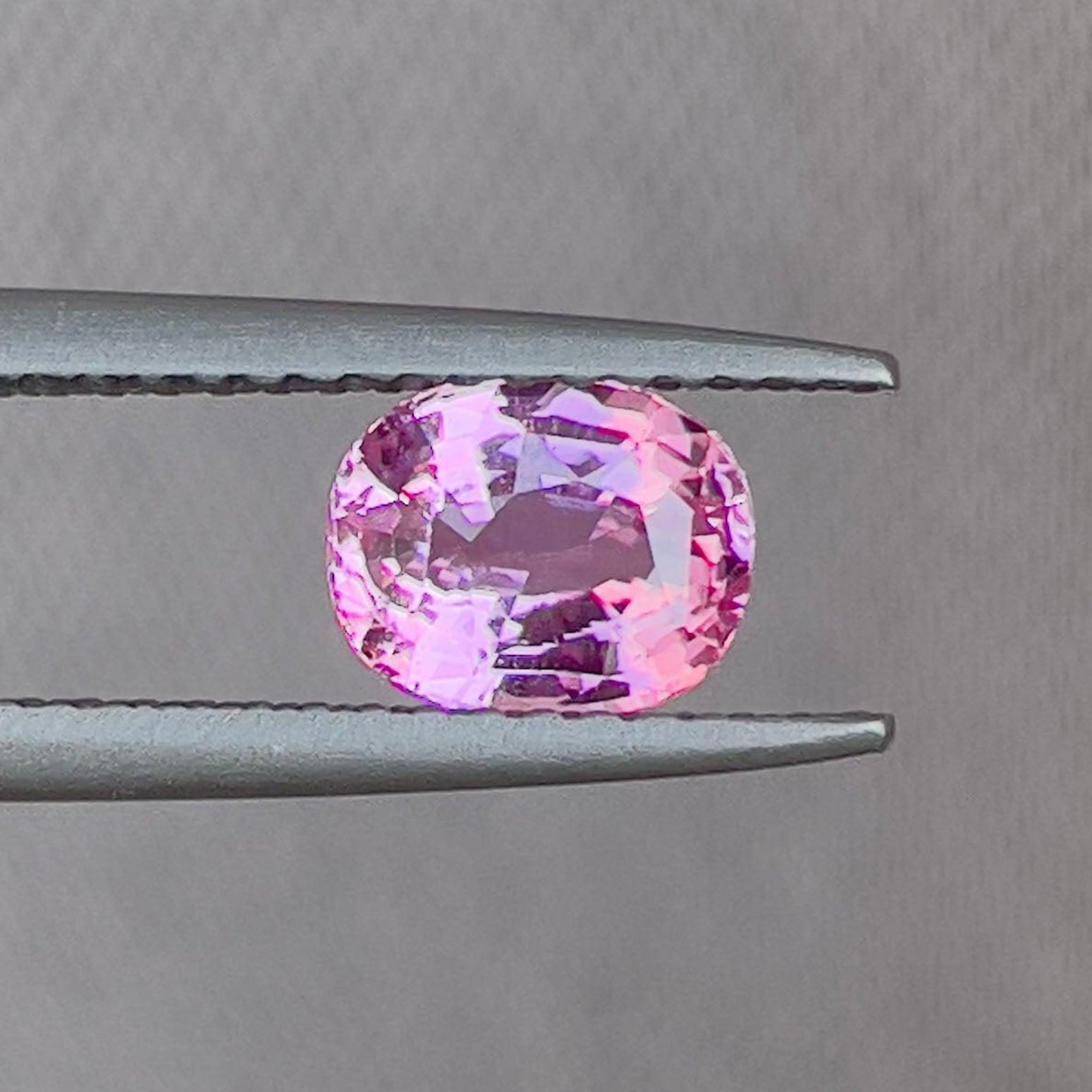 Bague de promesse NASHGEMS en saphir rose avec une pierre naturelle ronde de saphir rose de 1,13 ct, parfaite pour les fiançailles ou les occasions spéciales.