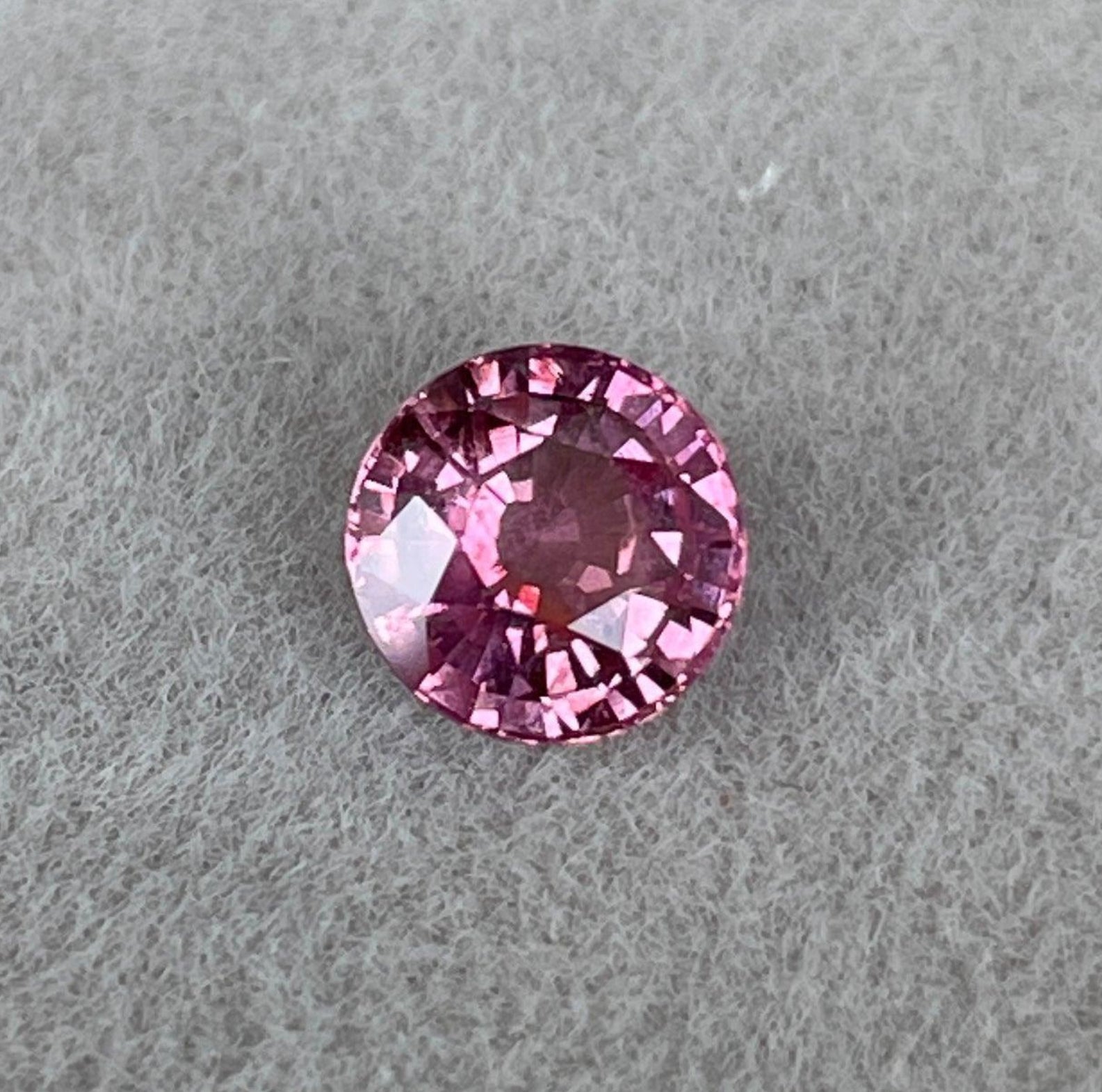 Bague de promesse en saphir rose avec une pierre naturelle ronde de saphir rose de 0,95 ct, conçue par NASHGEMS.