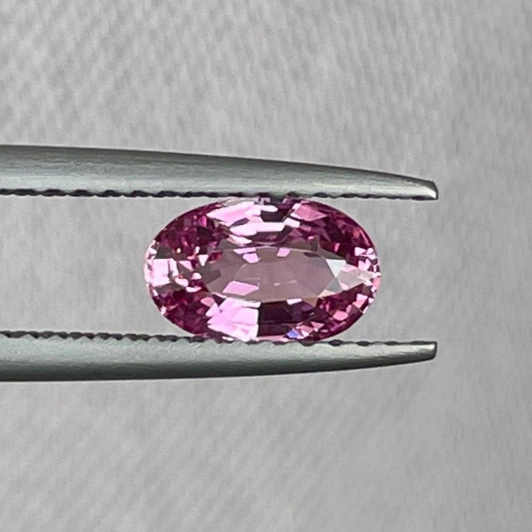 Bague de fiançailles en saphir rose avec monture en or vintage, 1,07 carats, ornée d'une pierre de naissance saphir rose et d'un motif floral papillon.