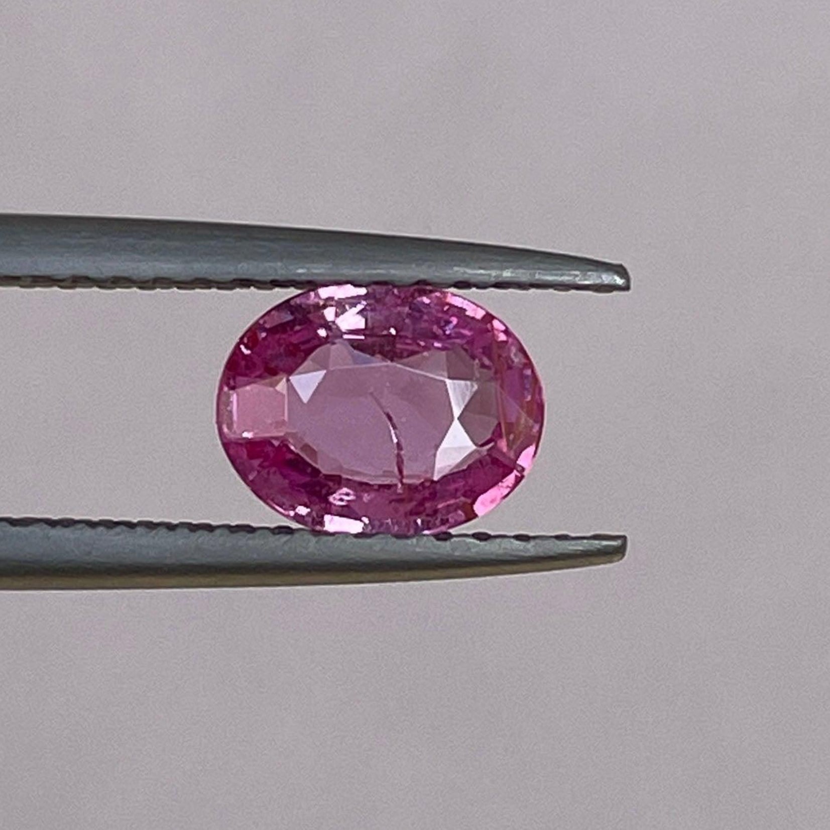 Bague de fiançailles en saphir rose par NASHGEMS, mettant en vedette un saphir rose vintage de 1,11 carat avec un design halo et des accents floraux.