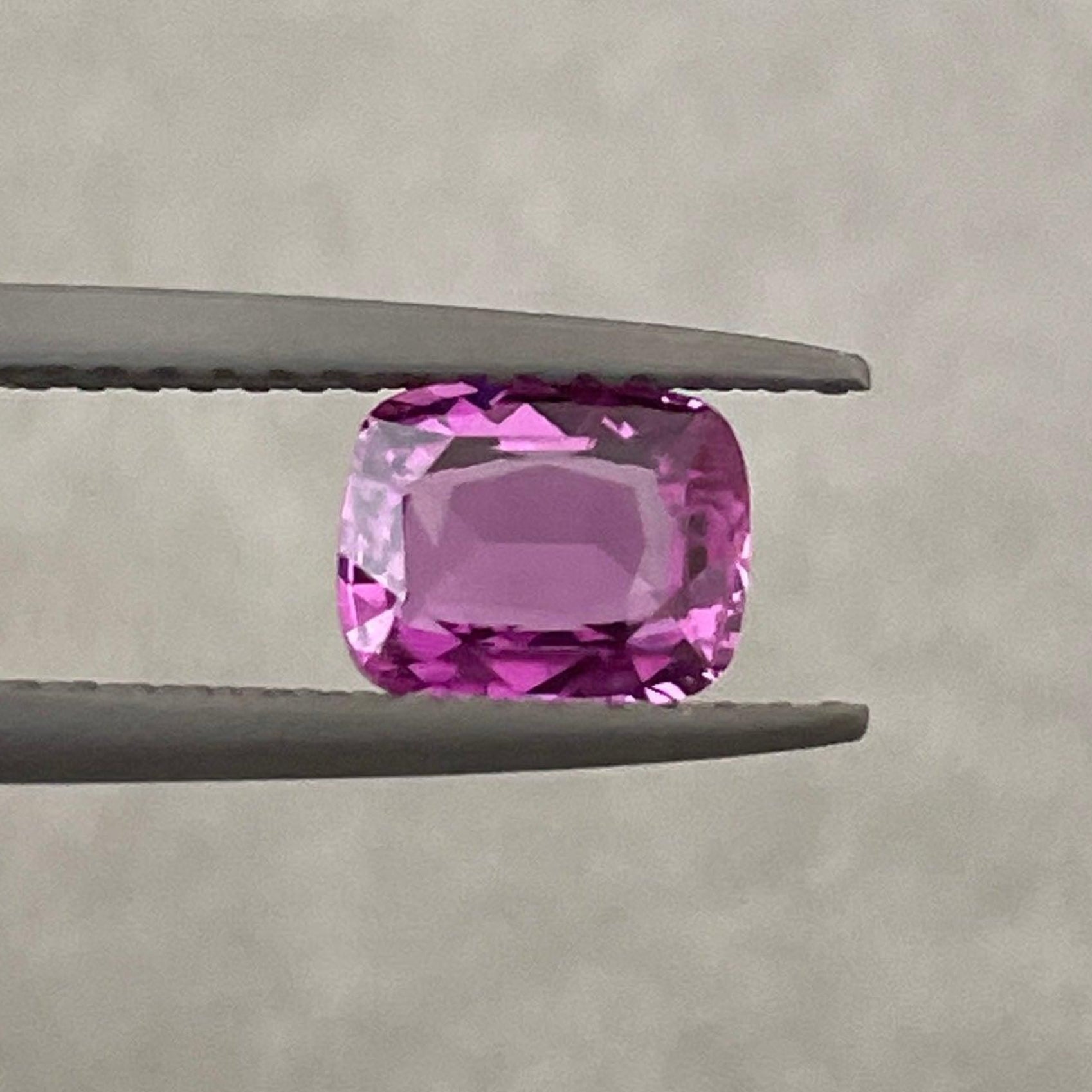 Bague de fiançailles en saphir violet avec une pierre précieuse en saphir rose de 1,02 carat de NASHGEMS, montée sur une monture délicate.