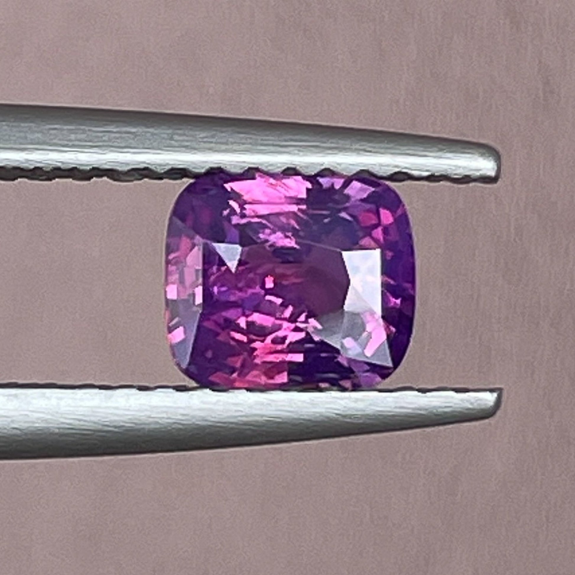 Saphir violet naturel 1,03 Ct taille coussin, pierre précieuse détachée de NASHGEMS, parfaite pour bagues de fiançailles ou créations de bijoux.