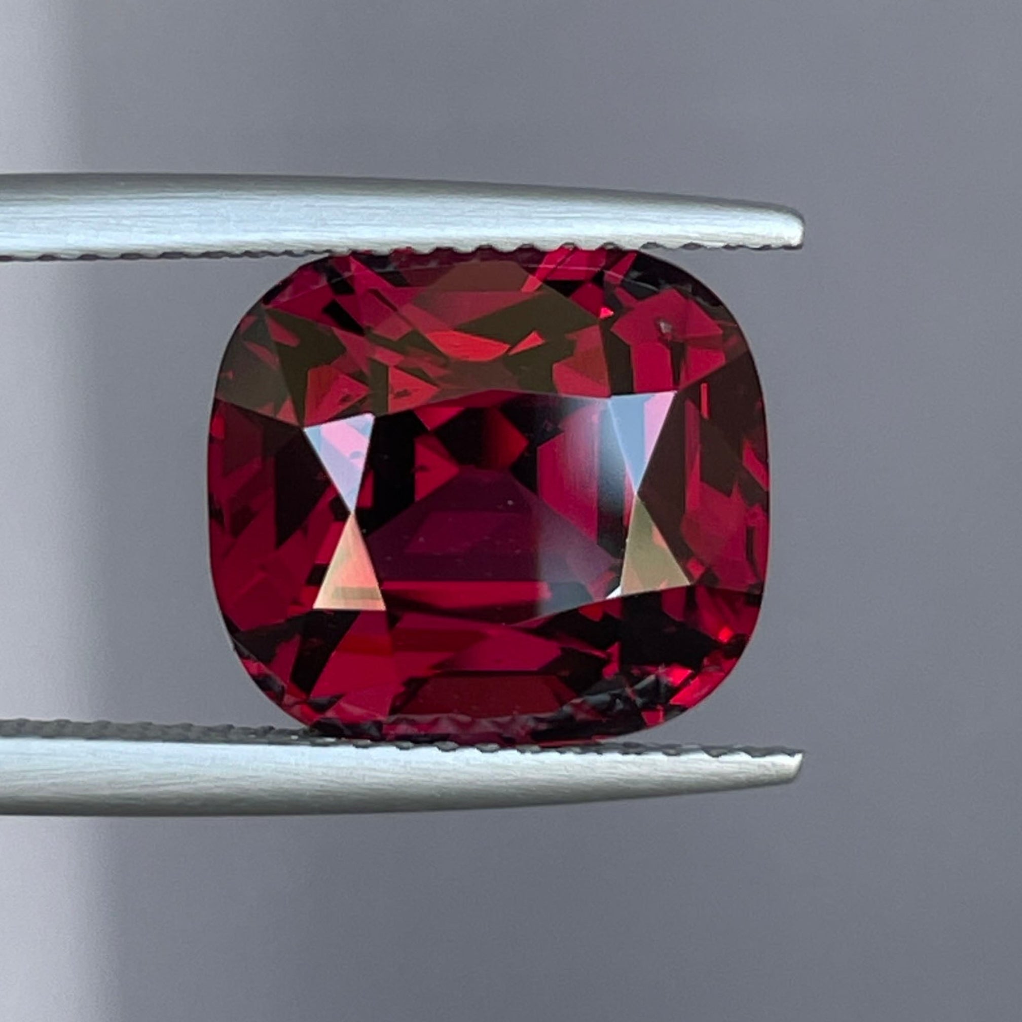 Pierre précieuse naturelle grenat taille coussin, 10,10 carats, non traitée, couleur rouge profond, idéale pour bagues ou pendentifs personnalisés, par NASHGEMS.