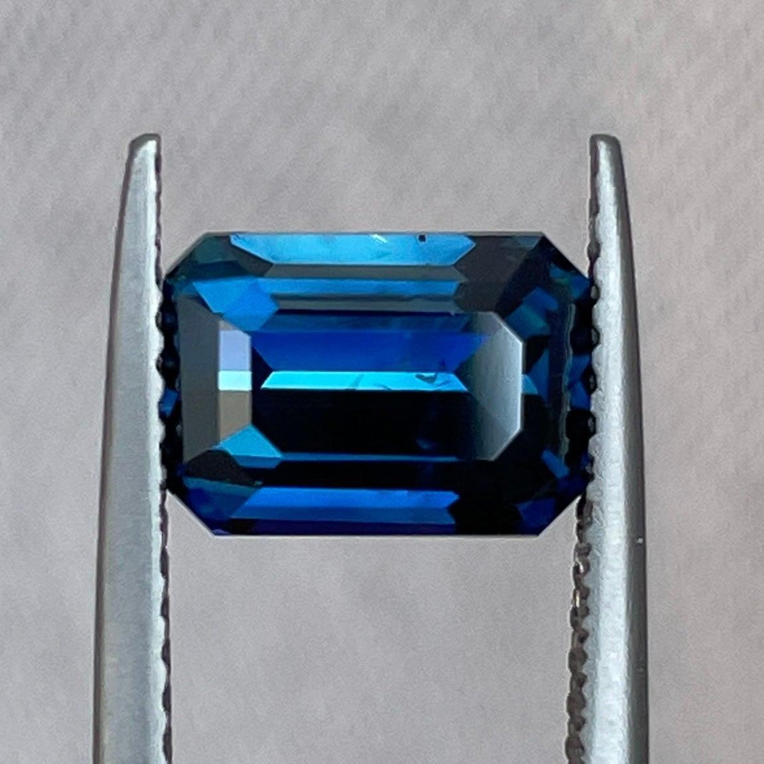 Bague de fiançailles taille émeraude en saphir bleu sarcelle et vert avec 3,01 carats, mettant en vedette une pierre de naissance de septembre par NASHGEMS.