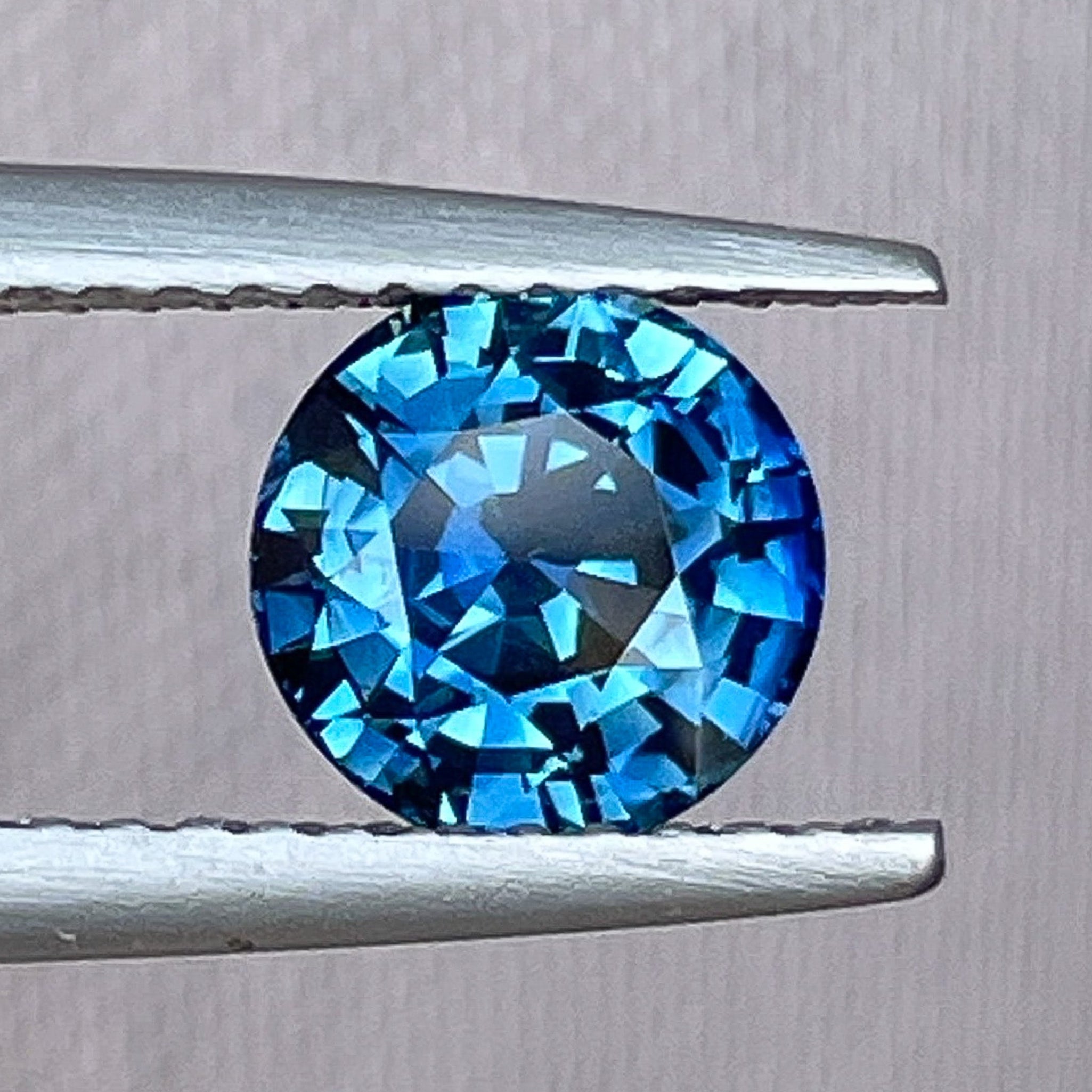 Saphir bleu sarcelle naturel 1,65 Ct taille ronde, pierre précieuse détachée de NASHGEMS, idéal pour bagues de fiançailles ou bijoux personnalisés.
