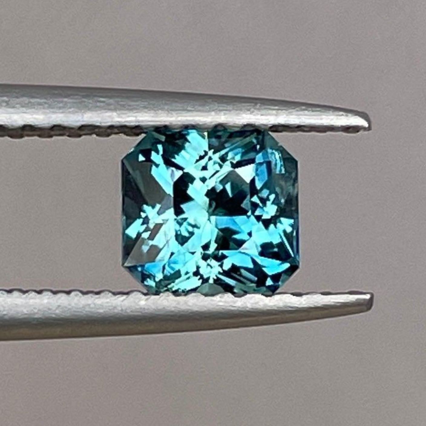 Saphir sarcelle par NASHGEMS, taille radiant 0,99 carat, pierre de naissance de septembre bleu-vert, pierre précieuse détachée pour bijoux.