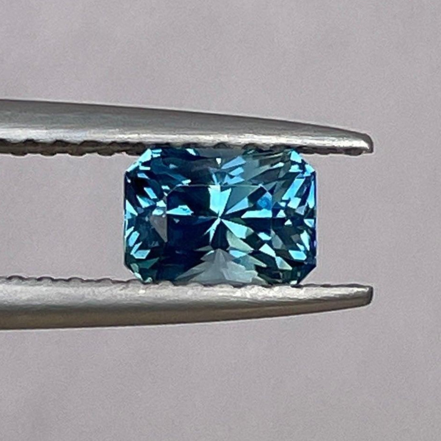 Saphir bleu-vert, pierre de naissance de septembre, taille radiant 0,92 ct, saphir teal détaché de NASHGEMS pour sertissage de bijoux.