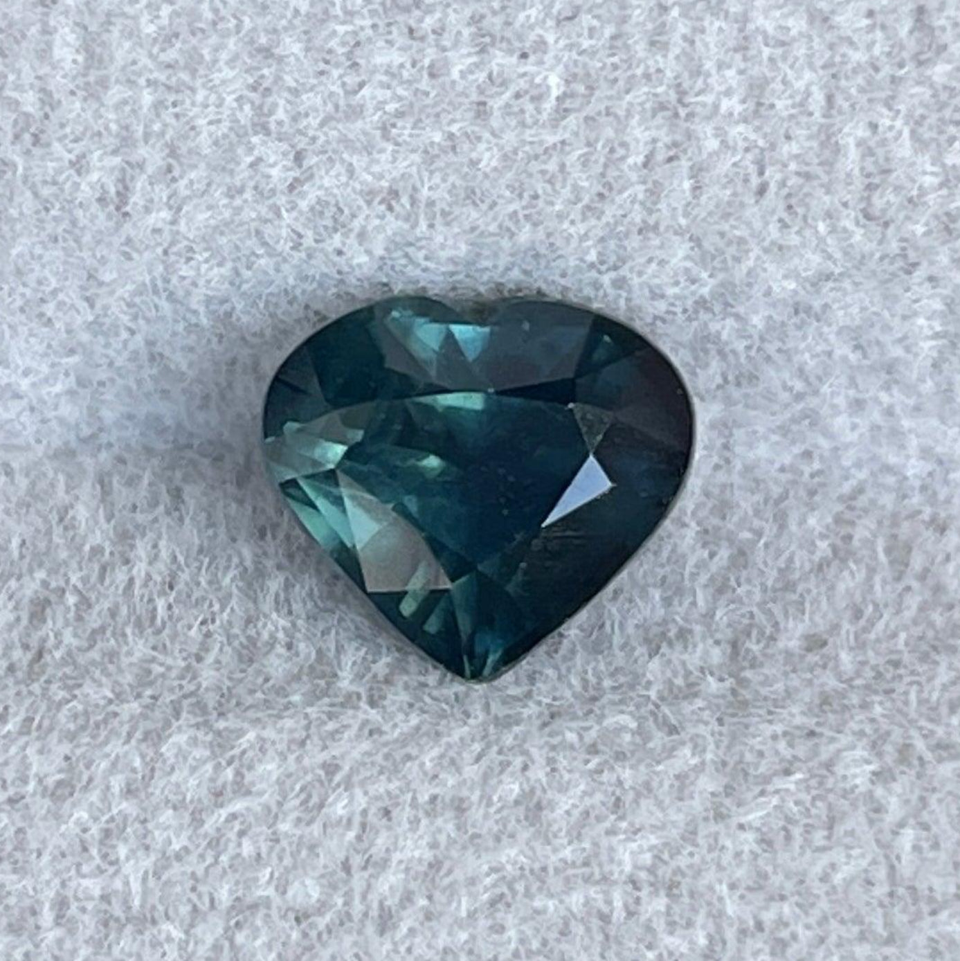 Saphir sarcelle 1,44 carat en forme de cœur, pierre précieuse détachée de NASHGEMS, parfaite pour une bague de fiançailles ou des créations de bijoux personnalisés.