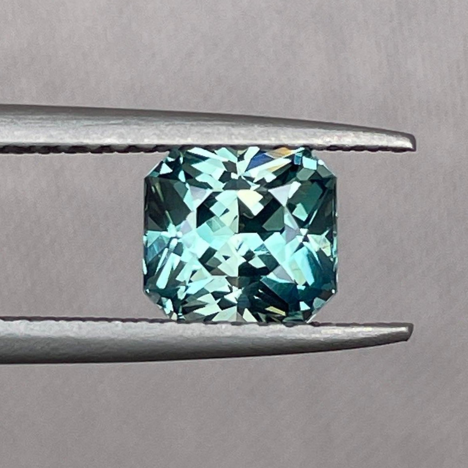 Saphir sarcelle taille radiant 1,59 carat pierre précieuse détachée de NASHGEMS, idéal pour une bague de fiançailles ou des créations de bijoux personnalisés.