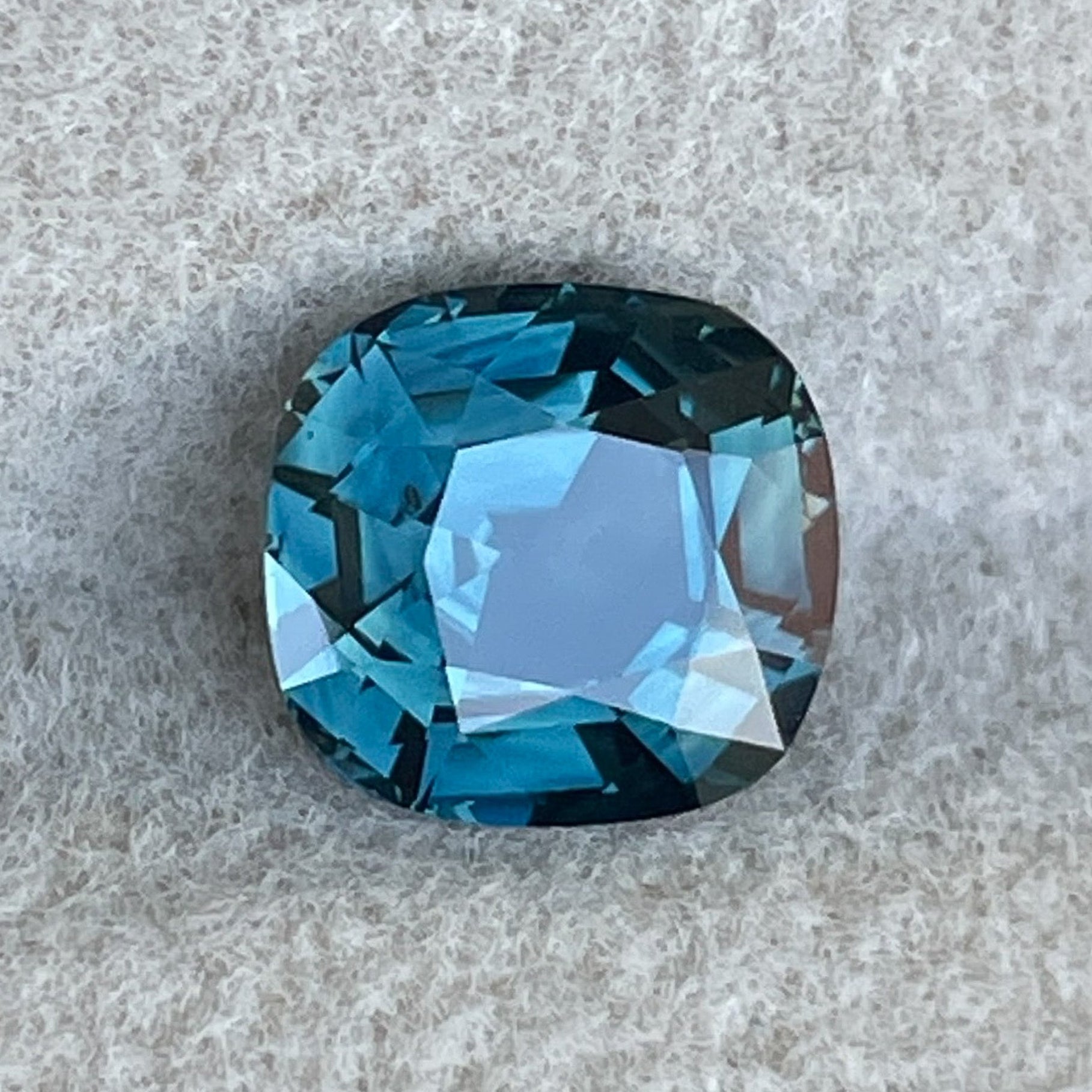 Saphir naturel bleu sarcelle 2,02 Ct taille coussin, pierre précieuse détachée par NASHGEMS, idéal pour bagues de fiançailles ou bijoux personnalisés.