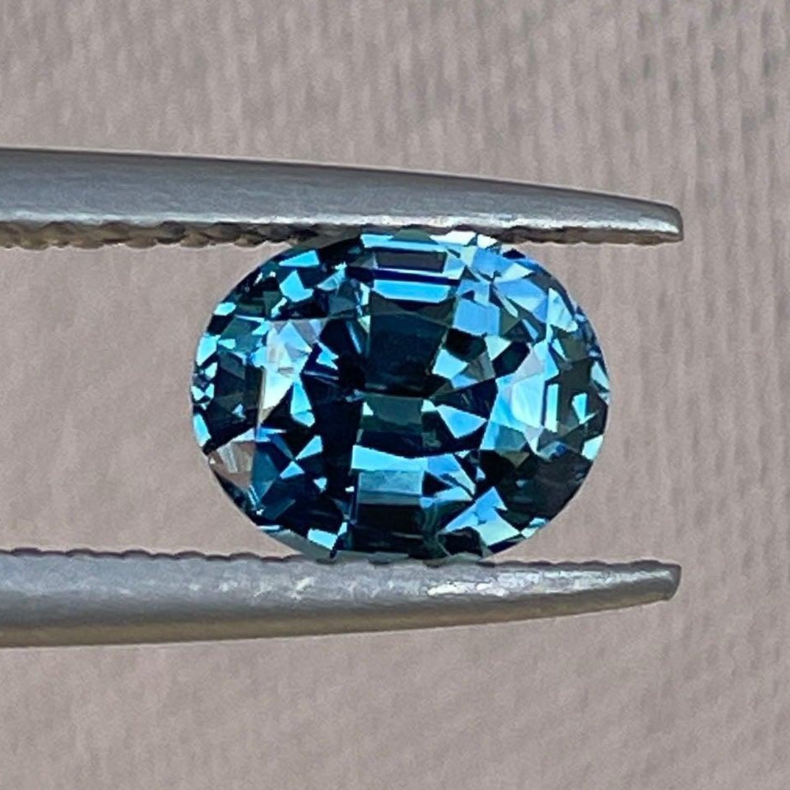 Saphir ovale bleu et vert, 1,20 carats, saphir teal détaché par NASHGEMS pour la création de bijoux et les designs personnalisés.