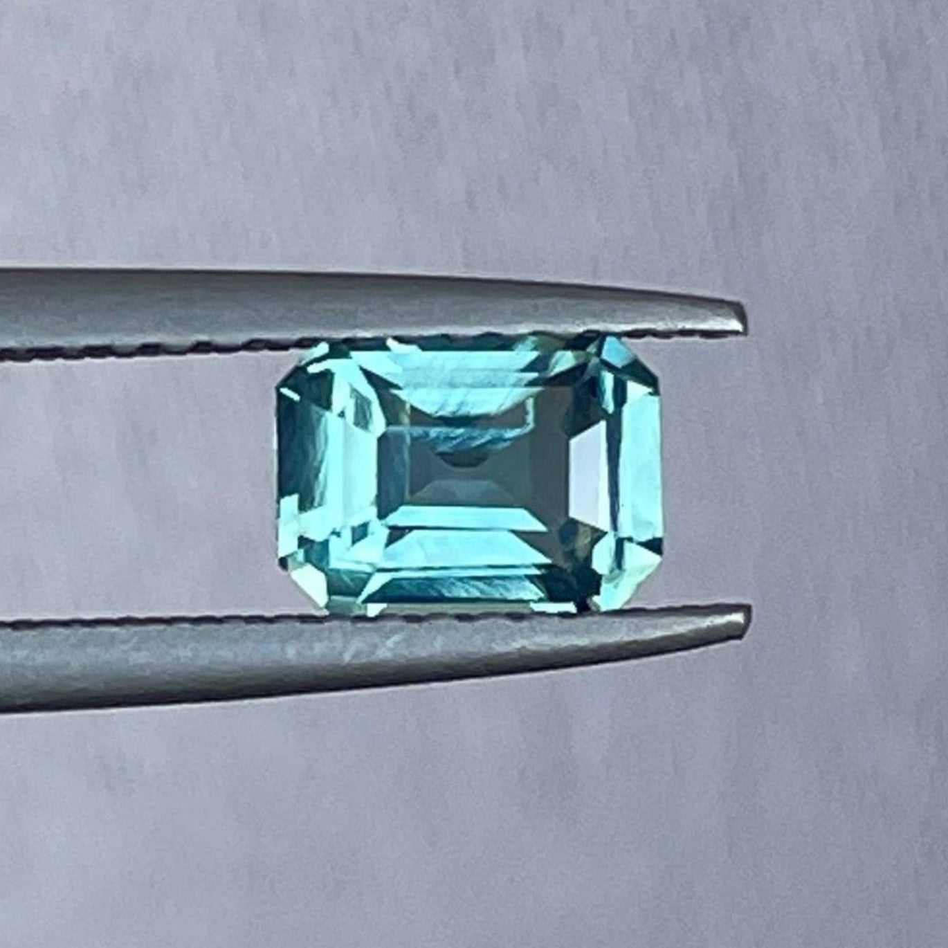Pierre précieuse saphir naturel bleu sarcelle néon pesant 0,98 carat, présentant une couleur vibrante et une grande clarté, de NASHGEMS.