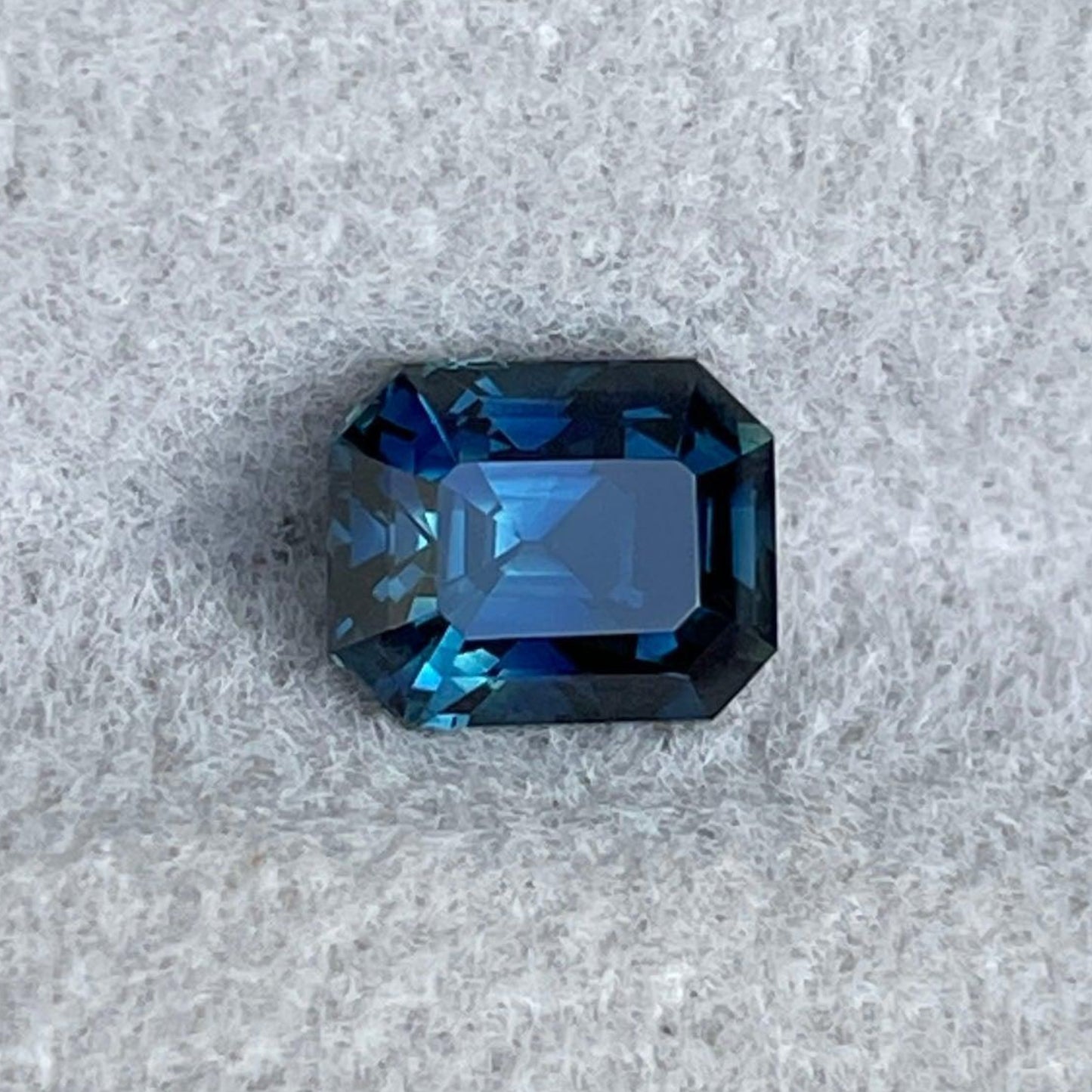 Bague de fiançailles en saphir bleu sarcelle avec une pierre précieuse taille émeraude bleu sarcelle de 1,13 carat, sertie dans un bijou en argent par NASHGEMS.