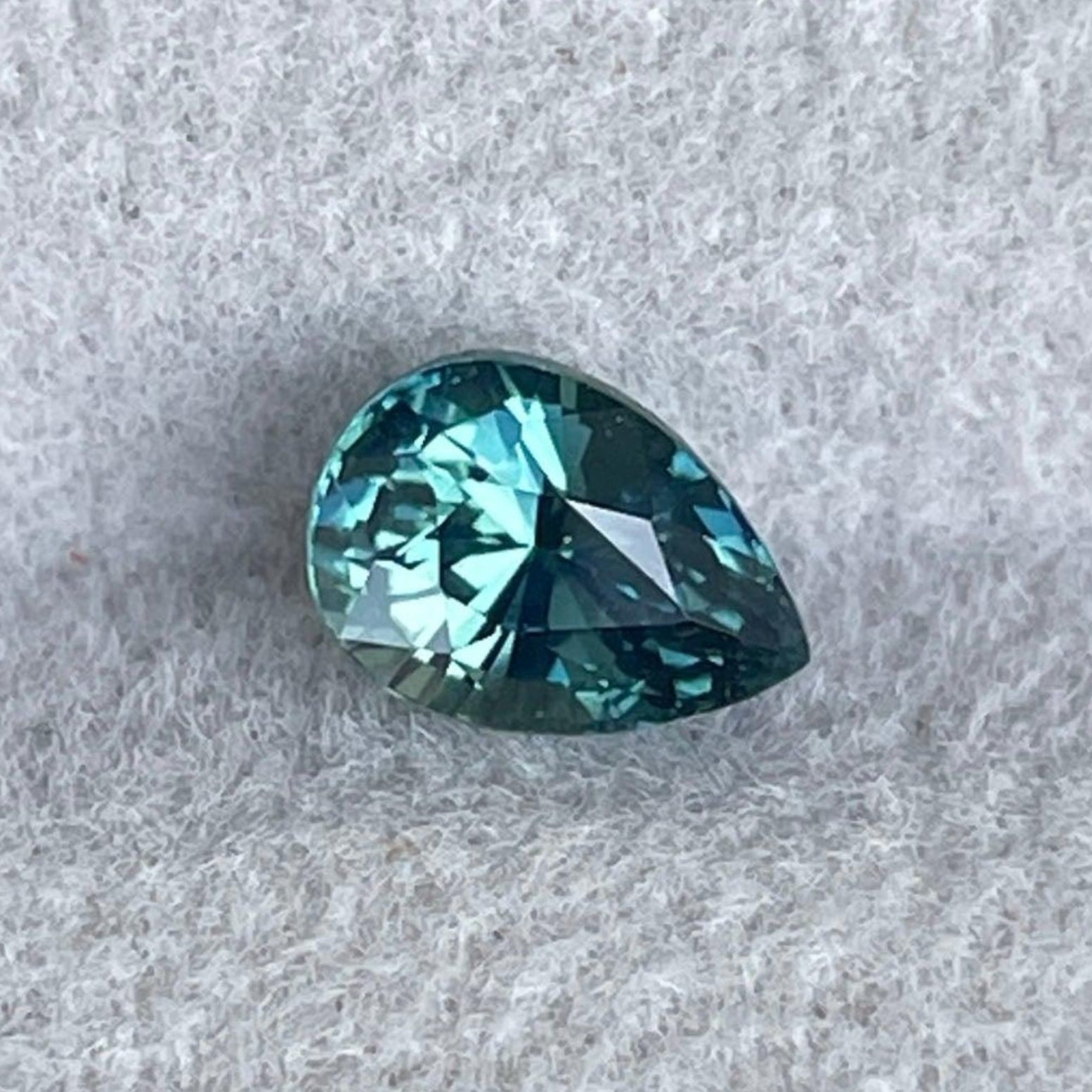 Bague de fiançailles en saphir sarcelle avec une pierre précieuse du Montana bleu-vert en forme de poire de 1,10 carat sertie dans un bijou en argent pour femmes