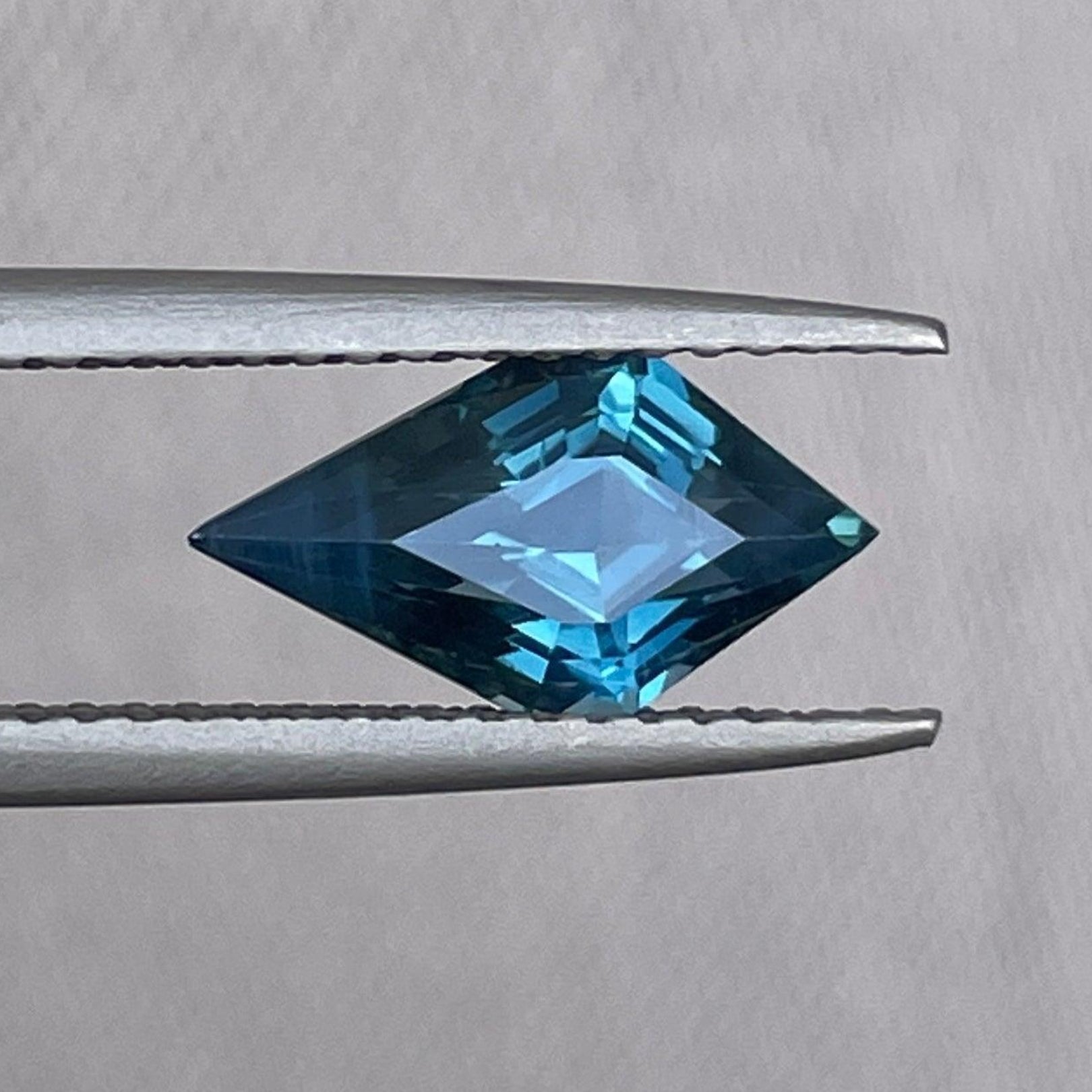 Bague de fiançailles en saphir bleu sarcelle avec pierre précieuse en forme de cerf-volant, 1,84 carats, anneau en or, bijou NASHGEMS pour promesse ou mariage.