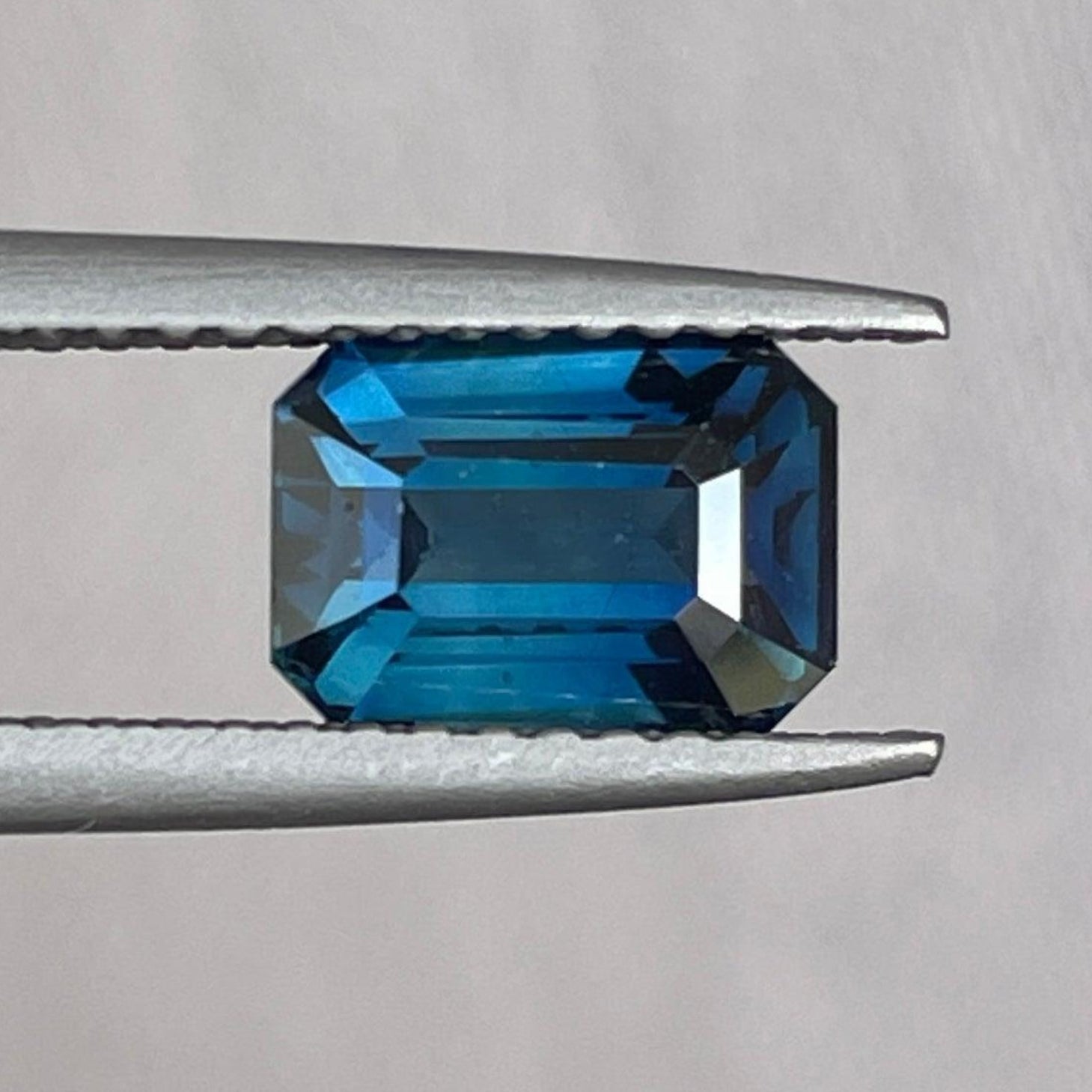 Bague de fiançailles en saphir bleu sarcelle avec une pierre taillée émeraude de 1,92 carat, bijou en or, parfaite pour les bagues de promesse ou de mariage.