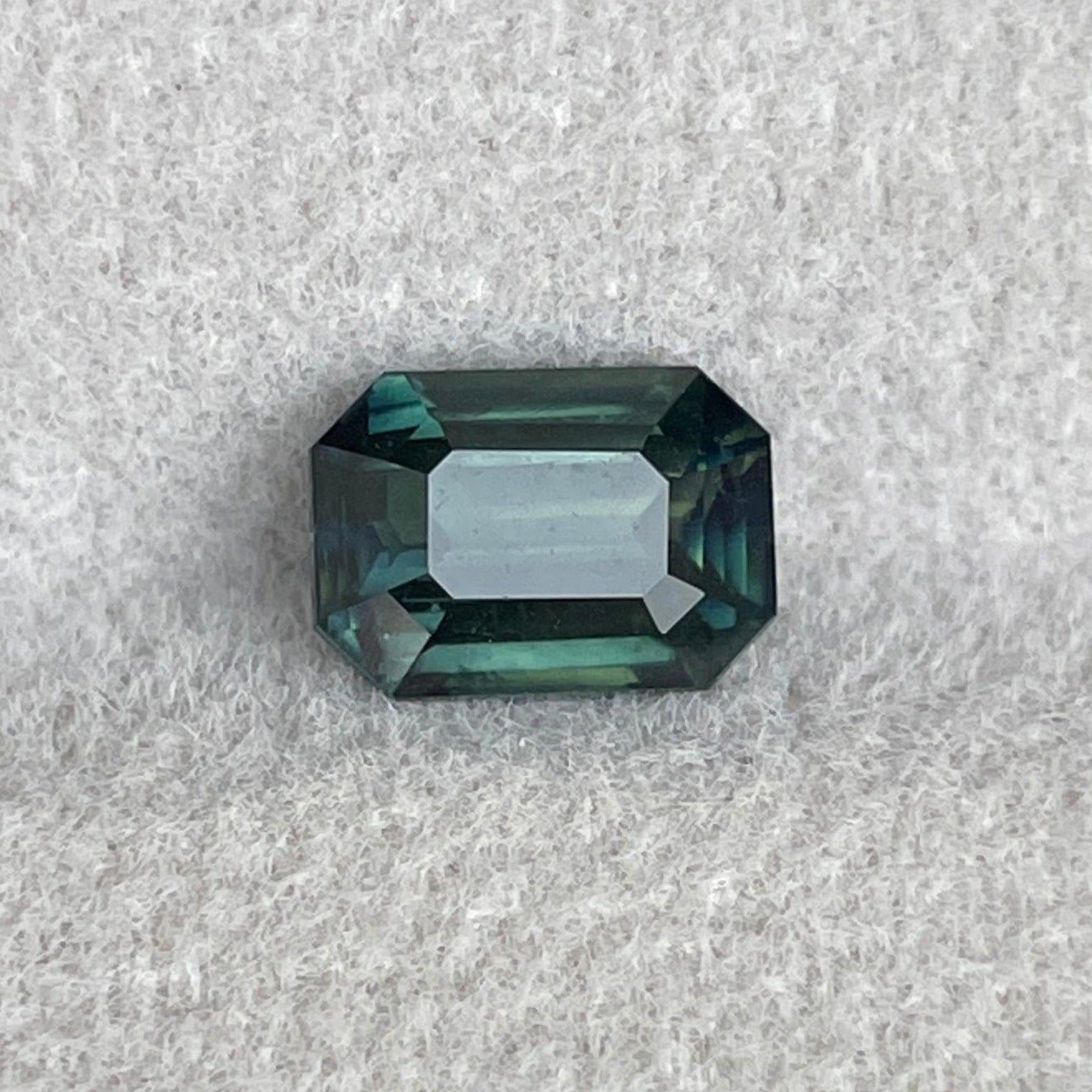 Bague de fiançailles en saphir sarcelle avec une pierre précieuse taille émeraude de 1,55 carat, bijou en or par NASHGEMS, parfaite pour un mariage ou un bijou de promesse.