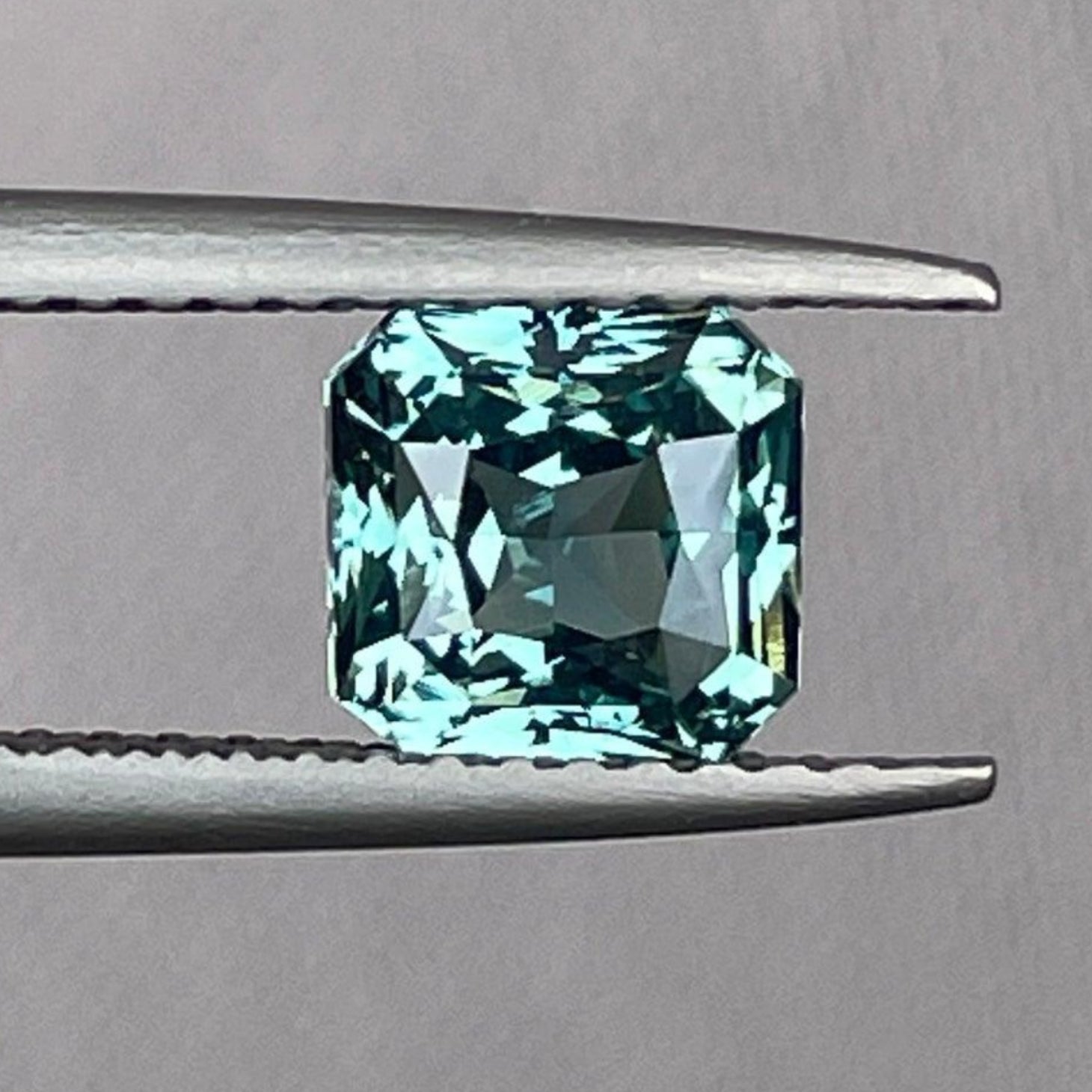 Bague de fiançailles en saphir bleu sarcelle avec pierre taillée radiant, 1,56 carats, bijou en or, NASHGEMS, parfaite pour un mariage ou un bijou de promesse.