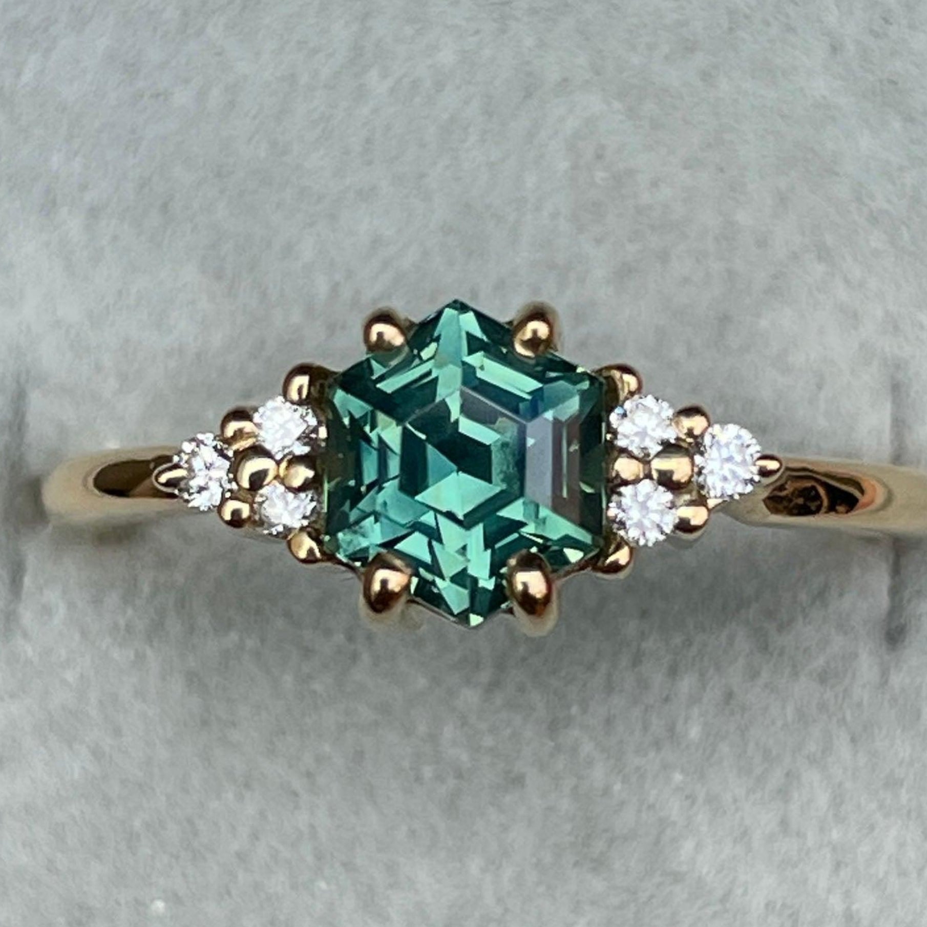 Bague en saphir bleu sarcelle par NASHGEMS avec un saphir hexagonal de 1,33 ct et des accents de diamants dans un sertissage en or rose.