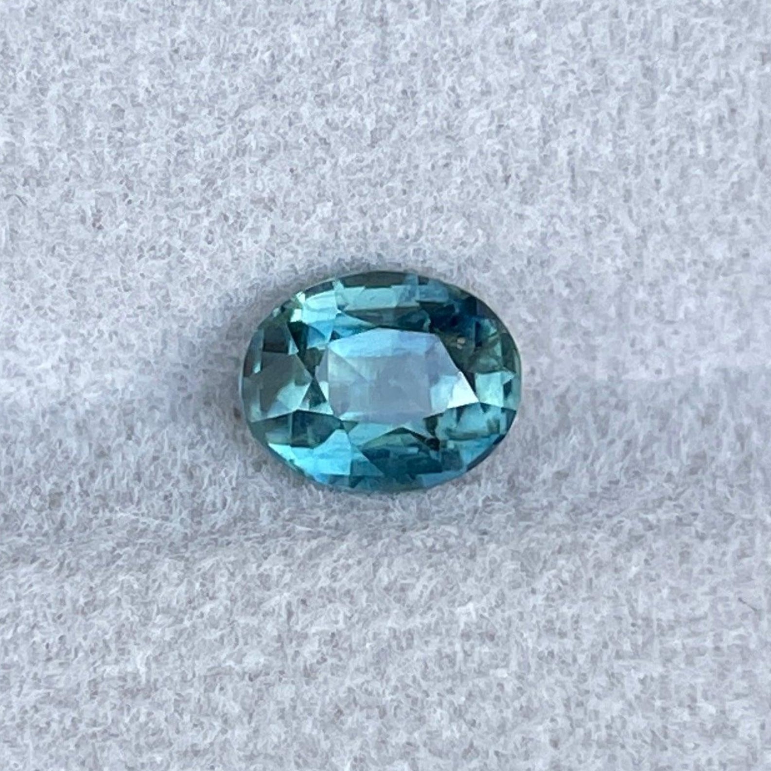Saphir vert sarcelle pierre précieuse en vrac, taille ovale, 1,38 carats, adapté pour bagues et pendentifs personnalisés.