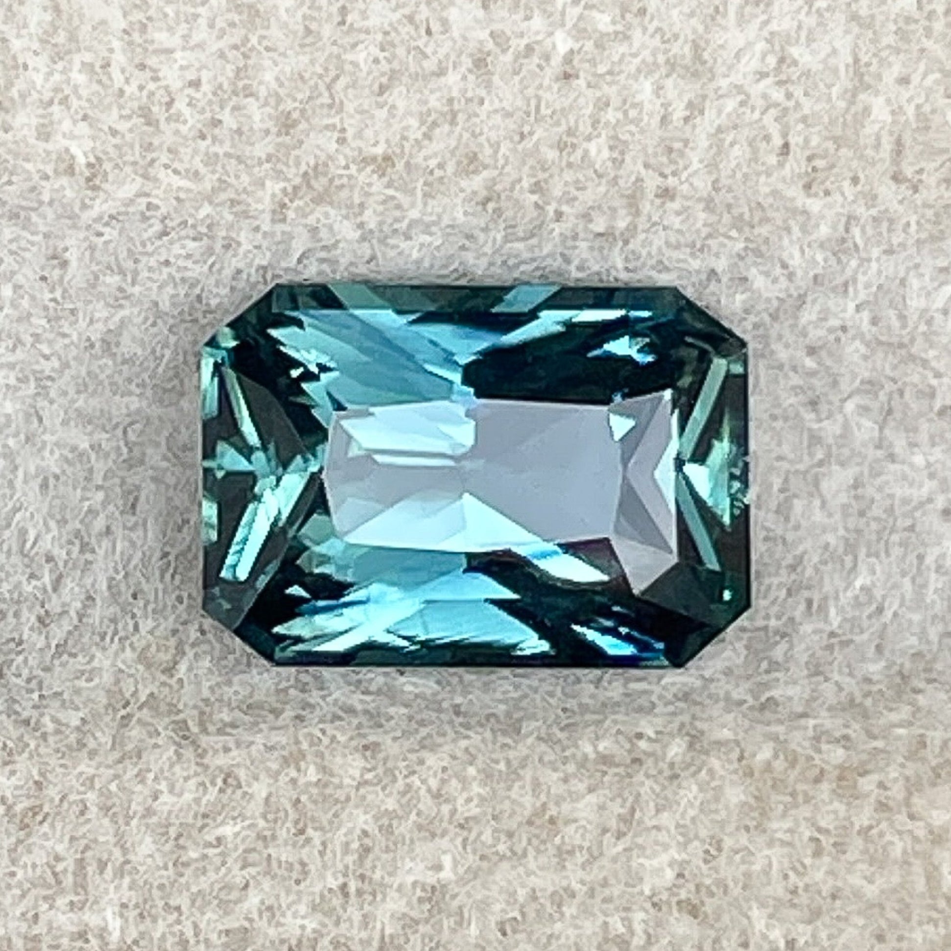 Saphir naturel bleu sarcelle vert, taille radiant 1,71 ct, saphir brut sans traitement thermique par NASHGEMS pour bague de fiançailles ou bijou personnalisé.
