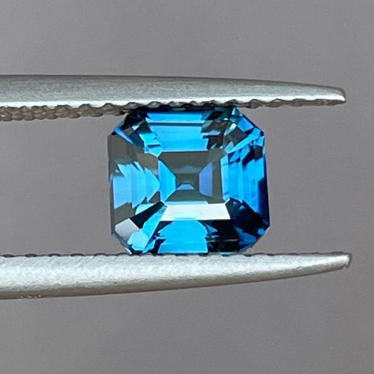 Saphir teal taille émeraude 1,53 ct. pierre précieuse détachée par NASHGEMS, présentant une couleur teal vibrante et une clarté idéale pour la création de bijoux.