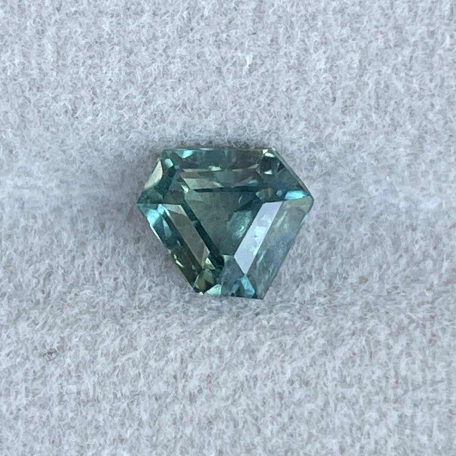 NASHGEMSのティールサファイア1.55カラットルースジェムストーン、鮮やかな青緑色の誕生石で、婚約指輪やカスタムリングに最適です。