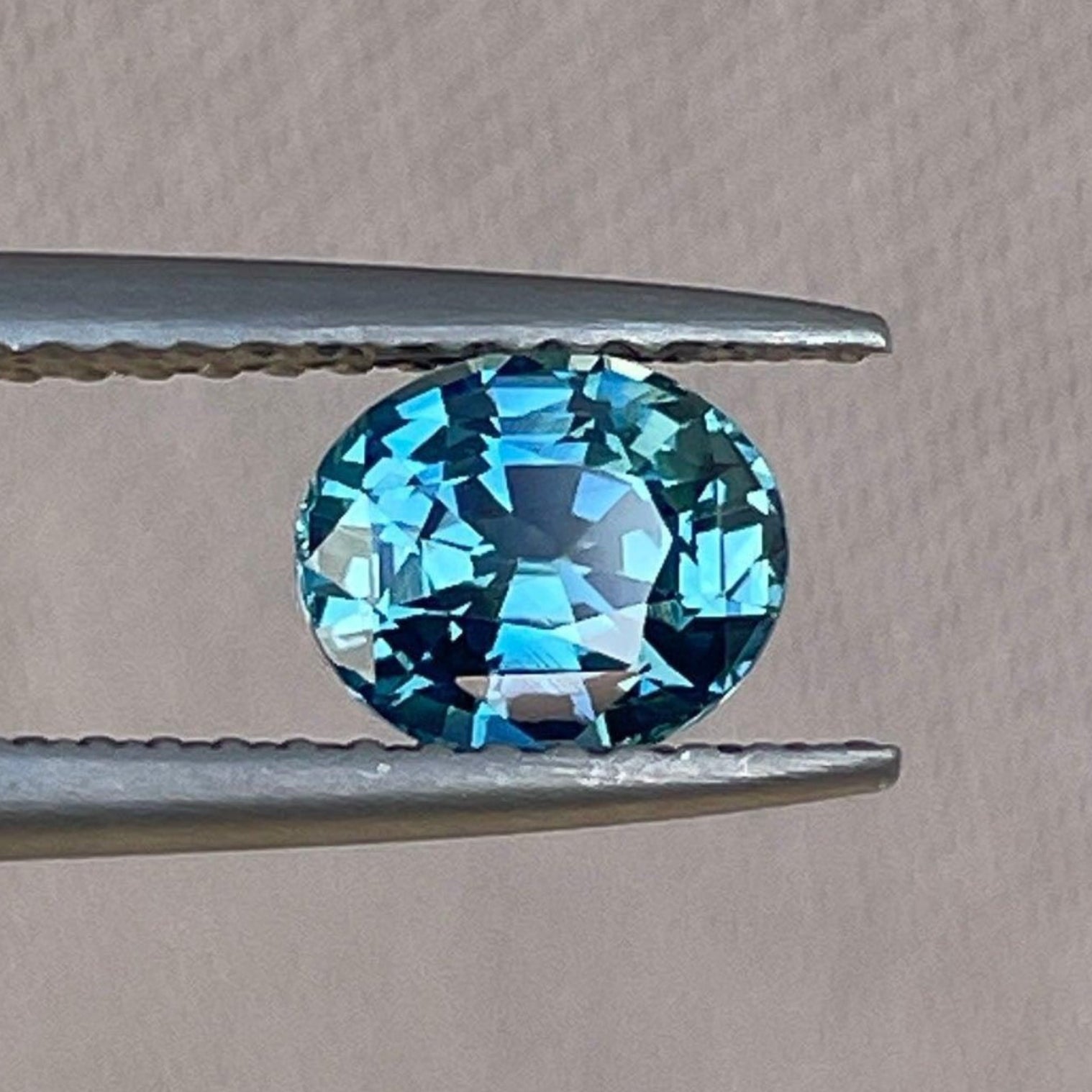 Saphir vert sarcelle de NASHGEMS, 1,09 carats, forme ovale, idéal pour une bague de fiançailles ou d'anniversaire personnalisée.