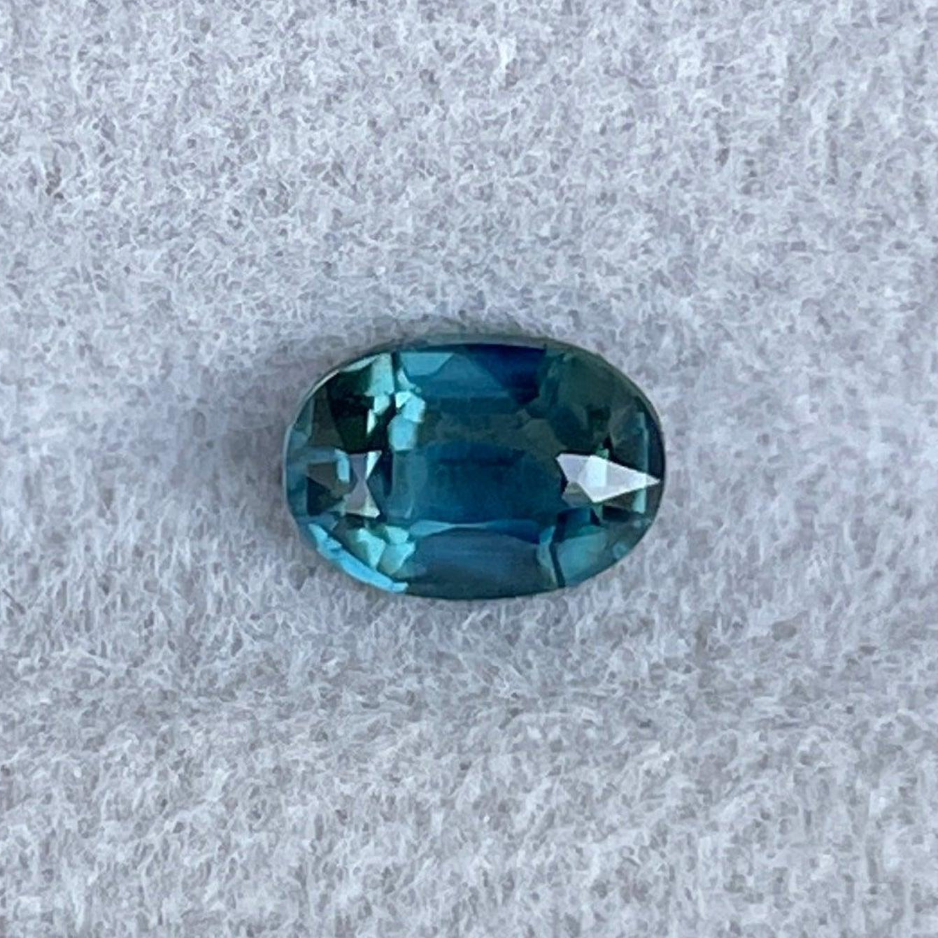 Saphir teal détaché par NASHGEMS, pierre précieuse naturelle certifiée bleu-vert de 0,73 ct taillée en ovale avec traitement thermique.