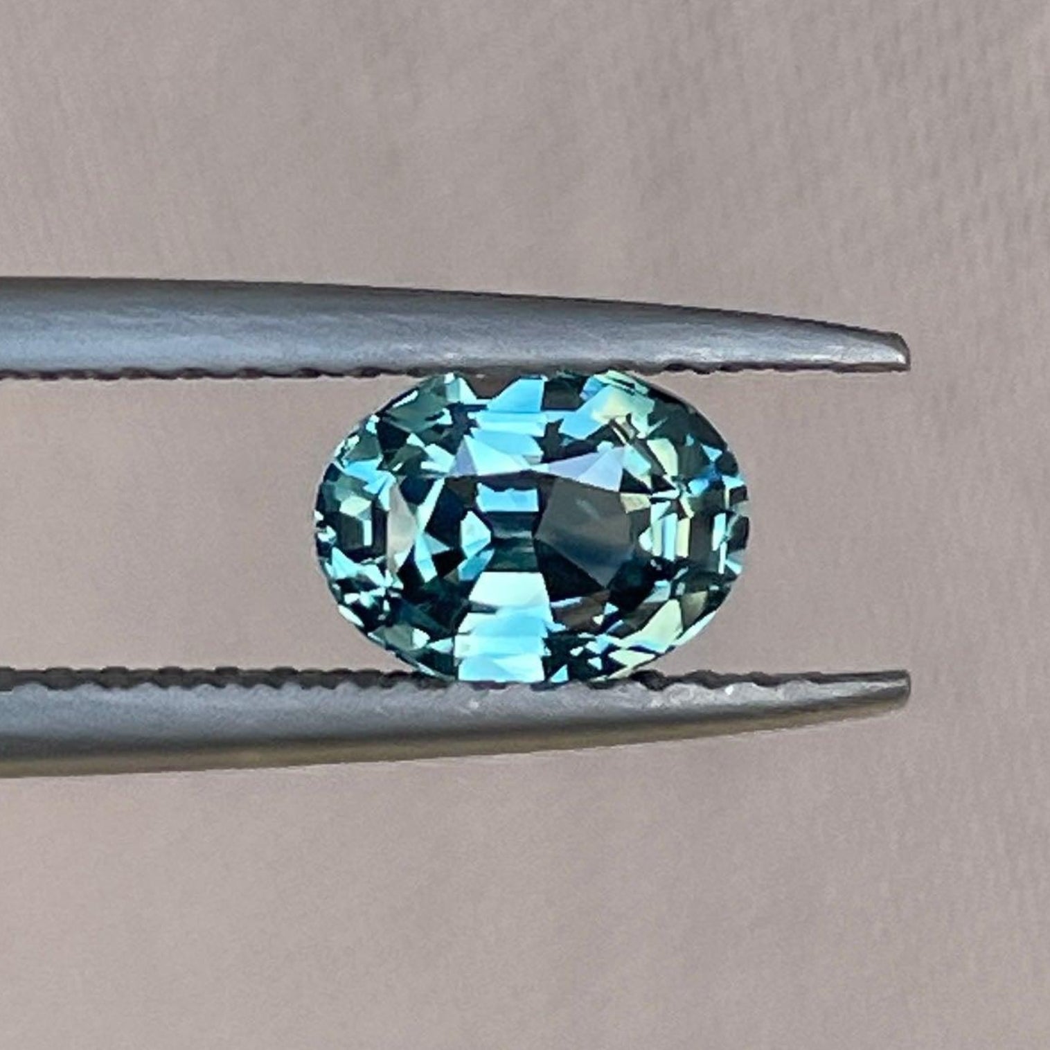 Saphir vert sarcelle 1,08 carats taille ovale par NASHGEMS, parfait pour une bague de fiançailles ou d'anniversaire personnalisée.