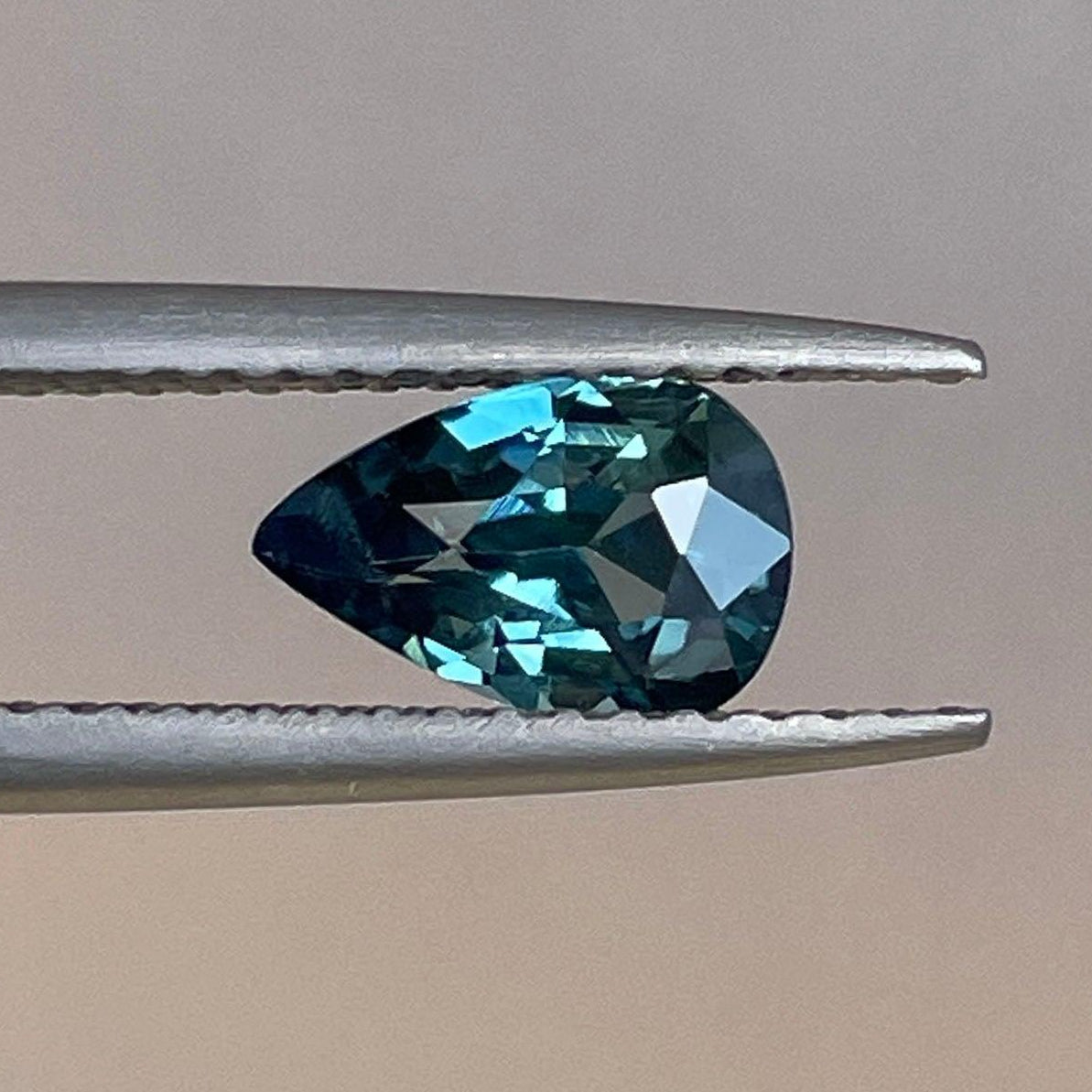 Pierre précieuse saphir poire couleur sarcelle, 0,93 carat, de NASHGEMS, présentant une couleur sarcelle vibrante et une taille élégante.