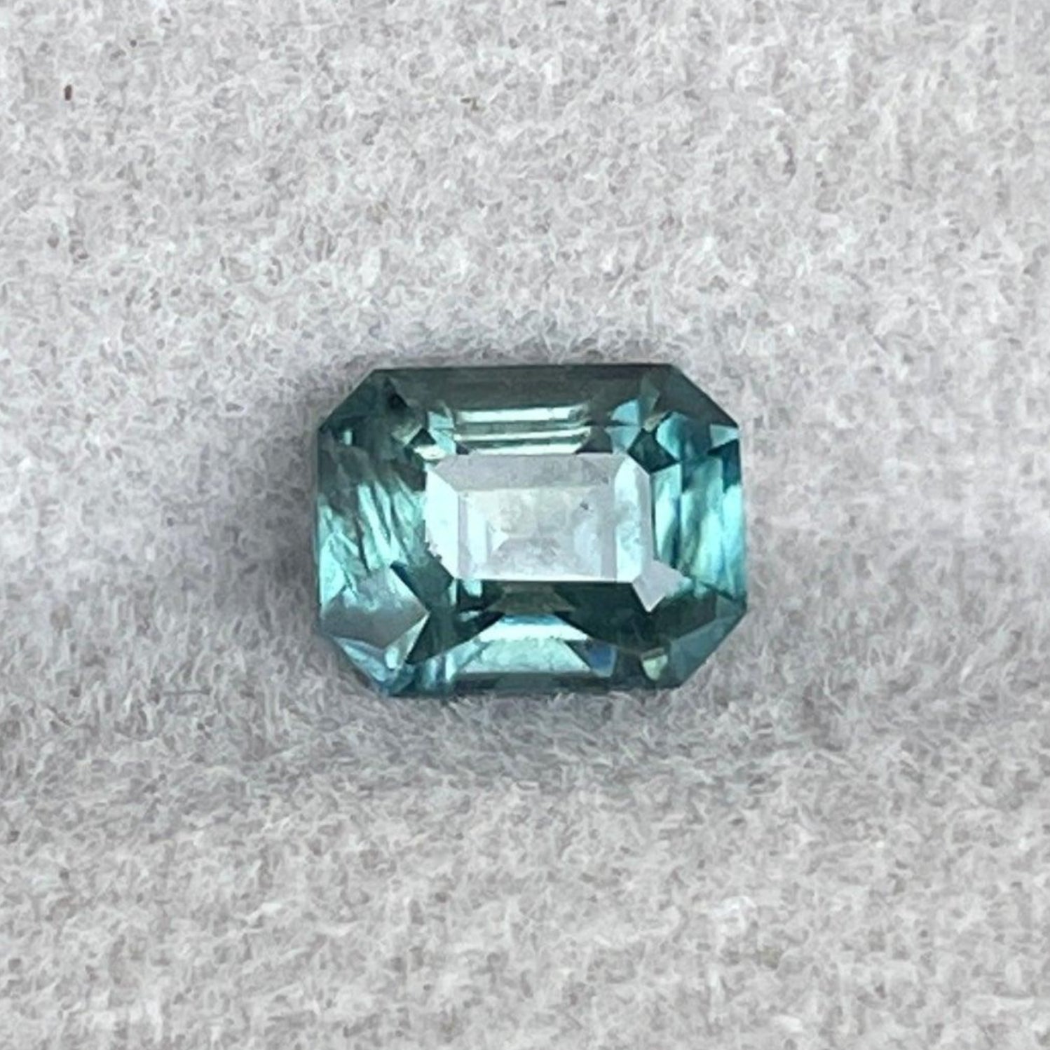 Saphir parti lâche NASHGEMS 1,03 ct teal avec apparence bicolore, idéal pour la création de bijoux de fiançailles ou d'anniversaire.