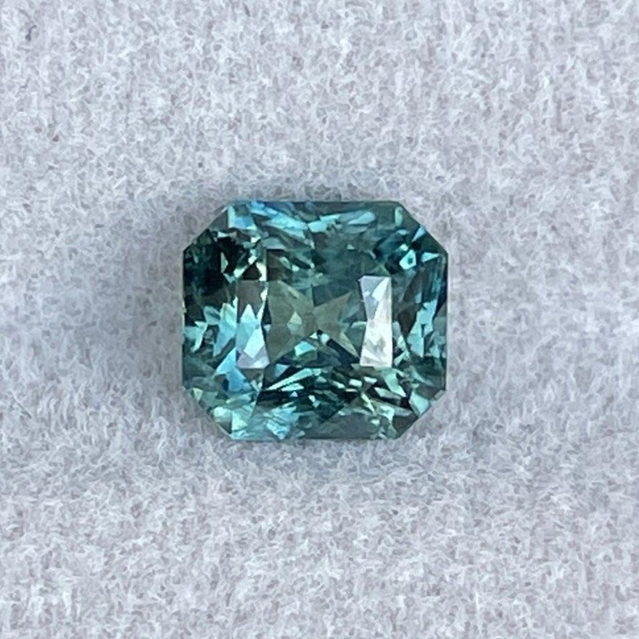 Saphir vert taille radiant de 1,63 carat couleur sarcelle pour pendentif, présenté avec une chaîne délicate, de NASHGEMS.