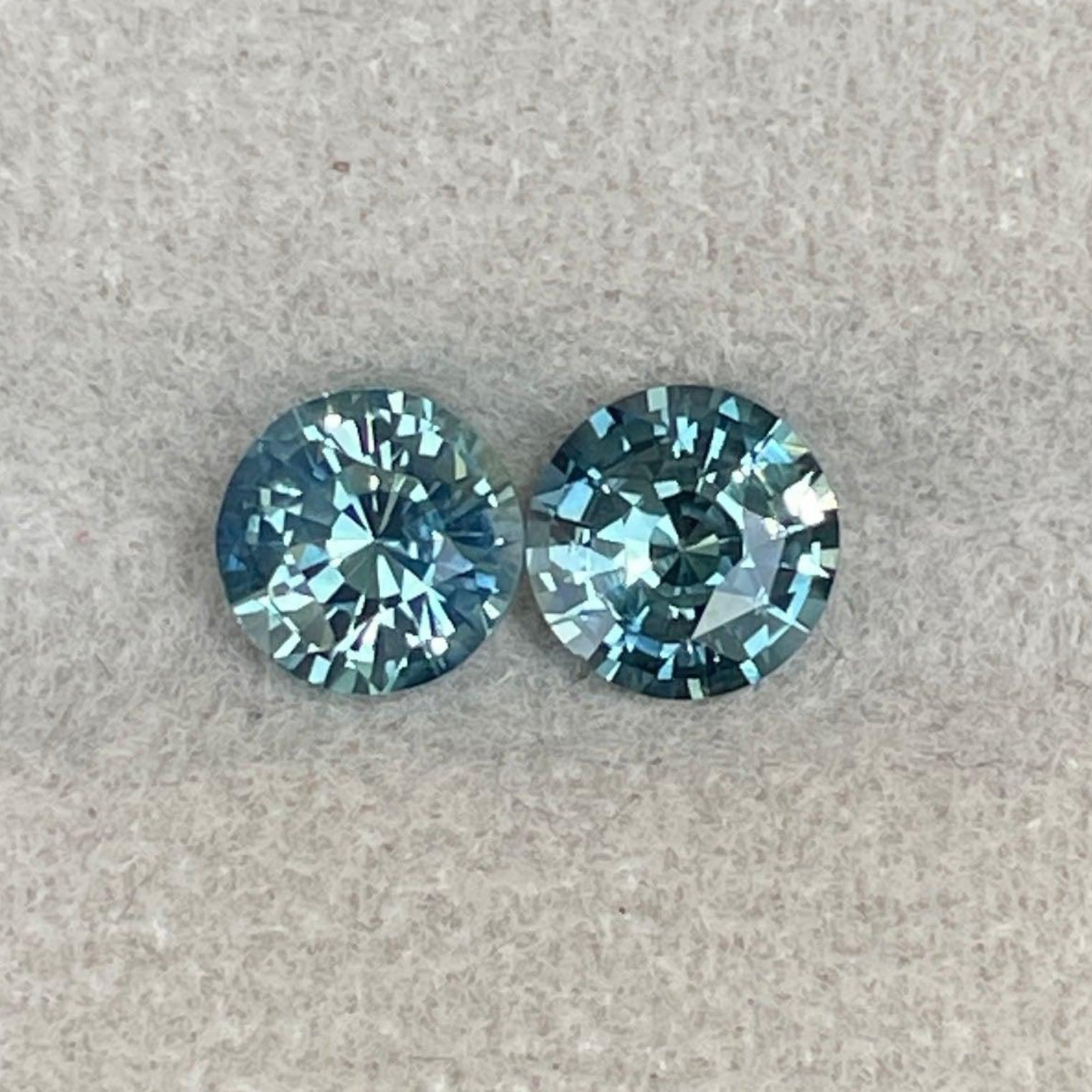Pierre précieuse saphir bleu sarcelle, 1,80 carats, taille ronde, pierre précieuse détachée pour bague de fiançailles ou bijou personnalisé par NASHGEMS.