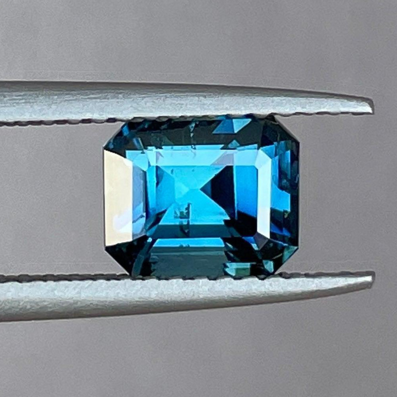 Saphir sarcelle taille émeraude 1,54 ct de NASHGEMS, parfait pour les bagues de fiançailles ou les créations de bijoux personnalisés.