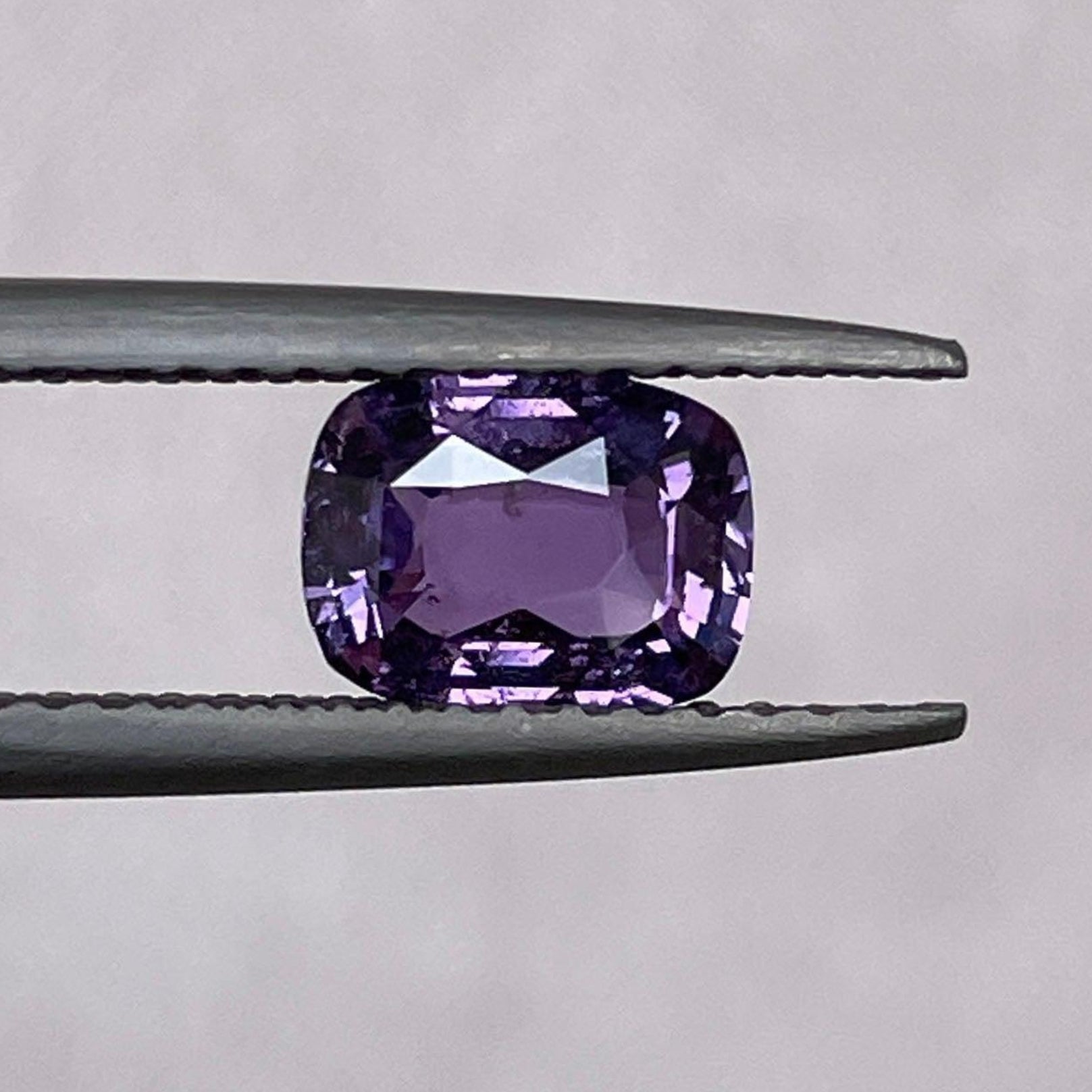 Pierre précieuse saphir violet libre de NASHGEMS, 1,11 carats, saphir naturel indigo mauve pour création de bijoux sur mesure.
