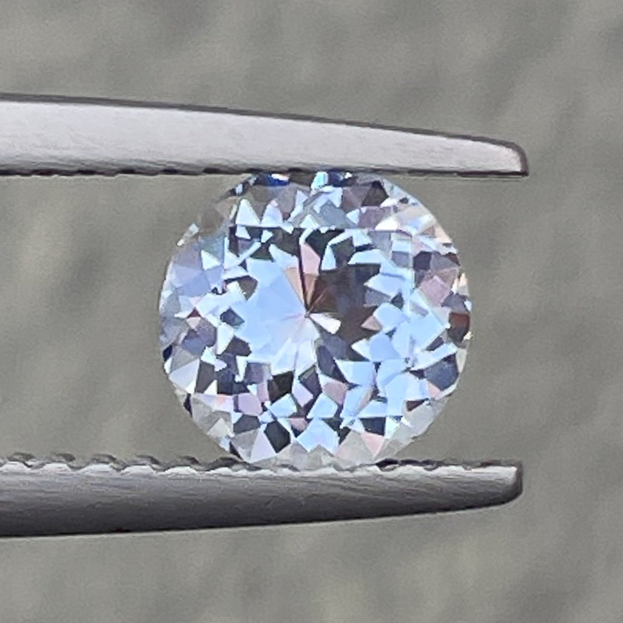 Saphir bleu pâle naturel de Ceylan, pierre précieuse ronde taillée de 1,30 ct par NASHGEMS, idéale pour les bagues de fiançailles.