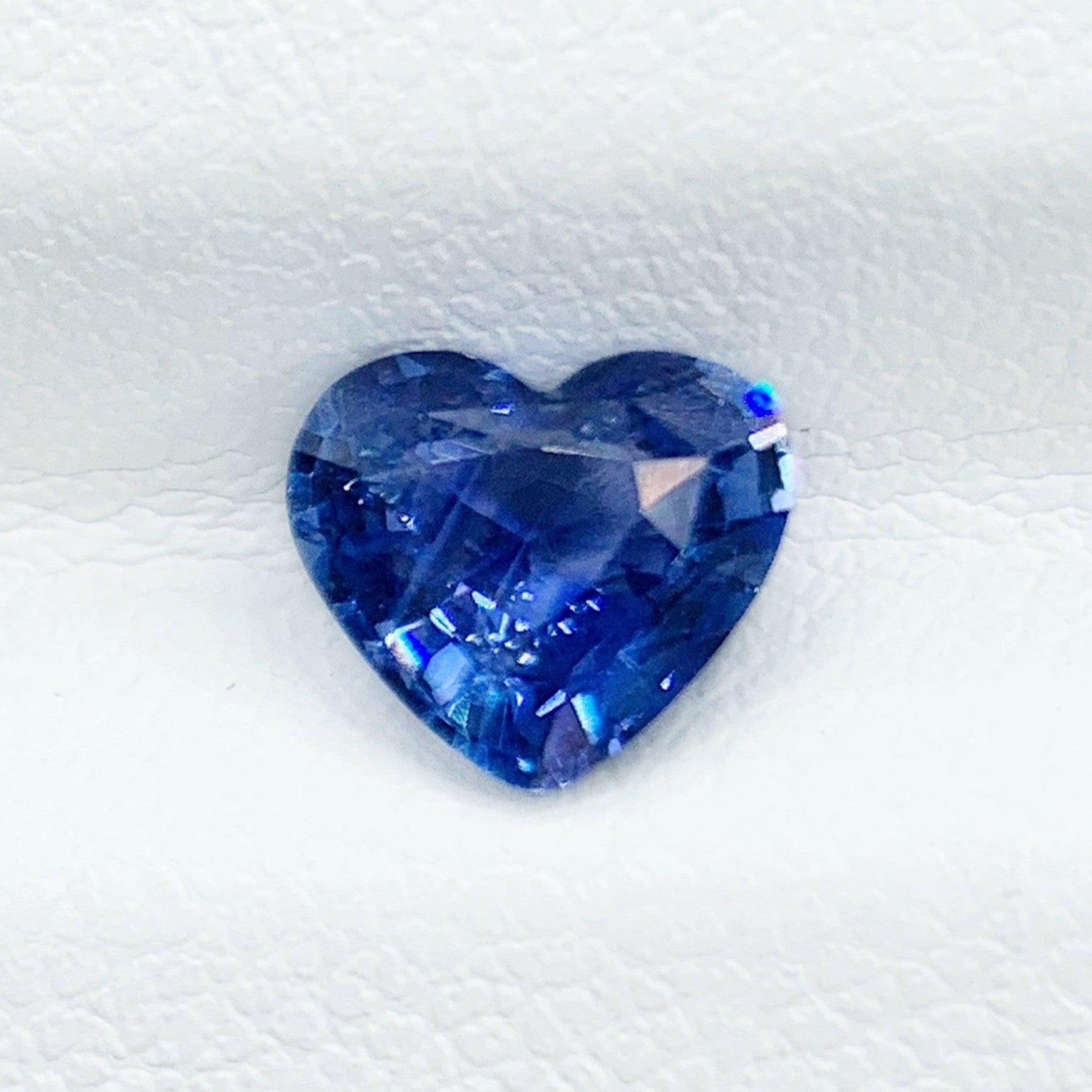 Saphir bleu naturel du Sri Lanka, pierre Neelam taille cœur de 1,06 ct de NASHGEMS, présentant une couleur bleue vibrante et une clarté exceptionnelle.